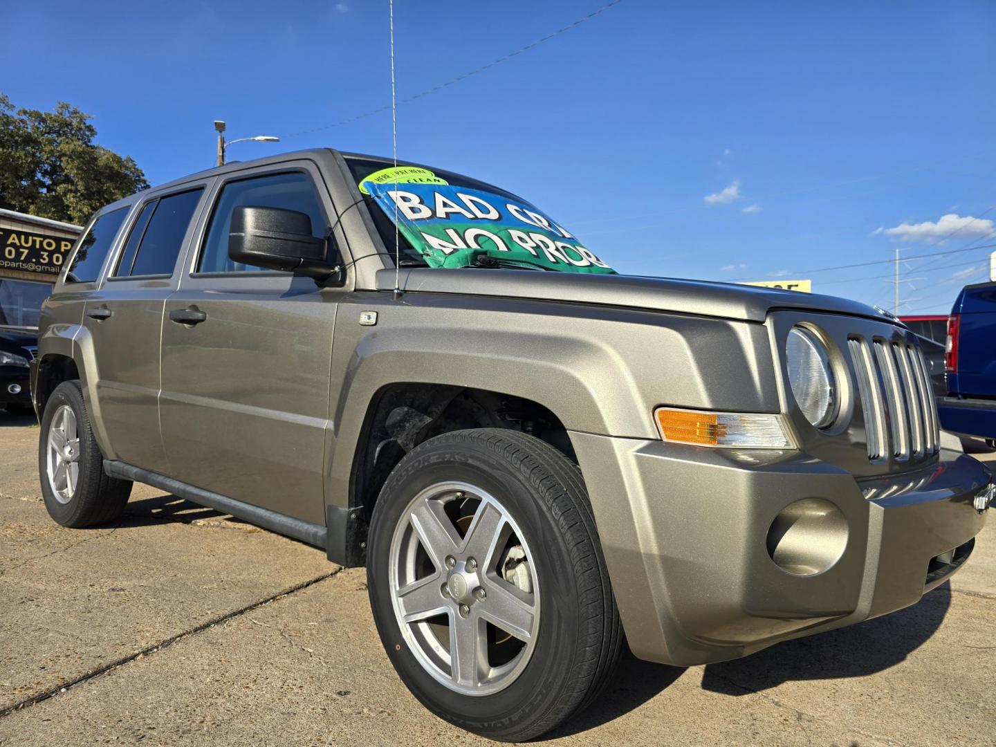 2008 GRAY Jeep Patriot Sport (1J8FT28W38D) with an 2.4L L4 DOHC 16V engine, AUTO transmission, located at 2660 S.Garland Avenue, Garland, TX, 75041, (469) 298-3118, 32.885387, -96.656776 - Photo#1