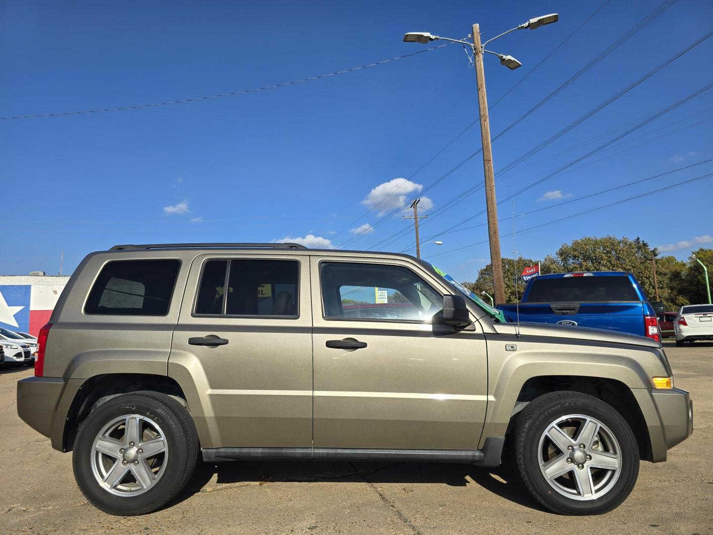 2008 GRAY Jeep Patriot Sport (1J8FT28W38D) with an 2.4L L4 DOHC 16V engine, AUTO transmission, located at 2660 S.Garland Avenue, Garland, TX, 75041, (469) 298-3118, 32.885387, -96.656776 - Photo#2