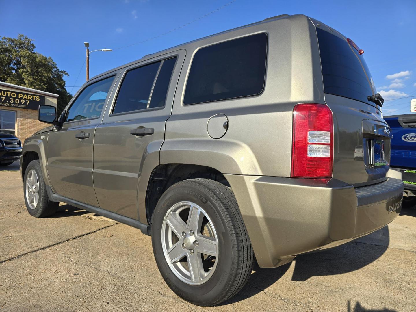 2008 GRAY Jeep Patriot Sport (1J8FT28W38D) with an 2.4L L4 DOHC 16V engine, AUTO transmission, located at 2660 S.Garland Avenue, Garland, TX, 75041, (469) 298-3118, 32.885387, -96.656776 - Photo#5
