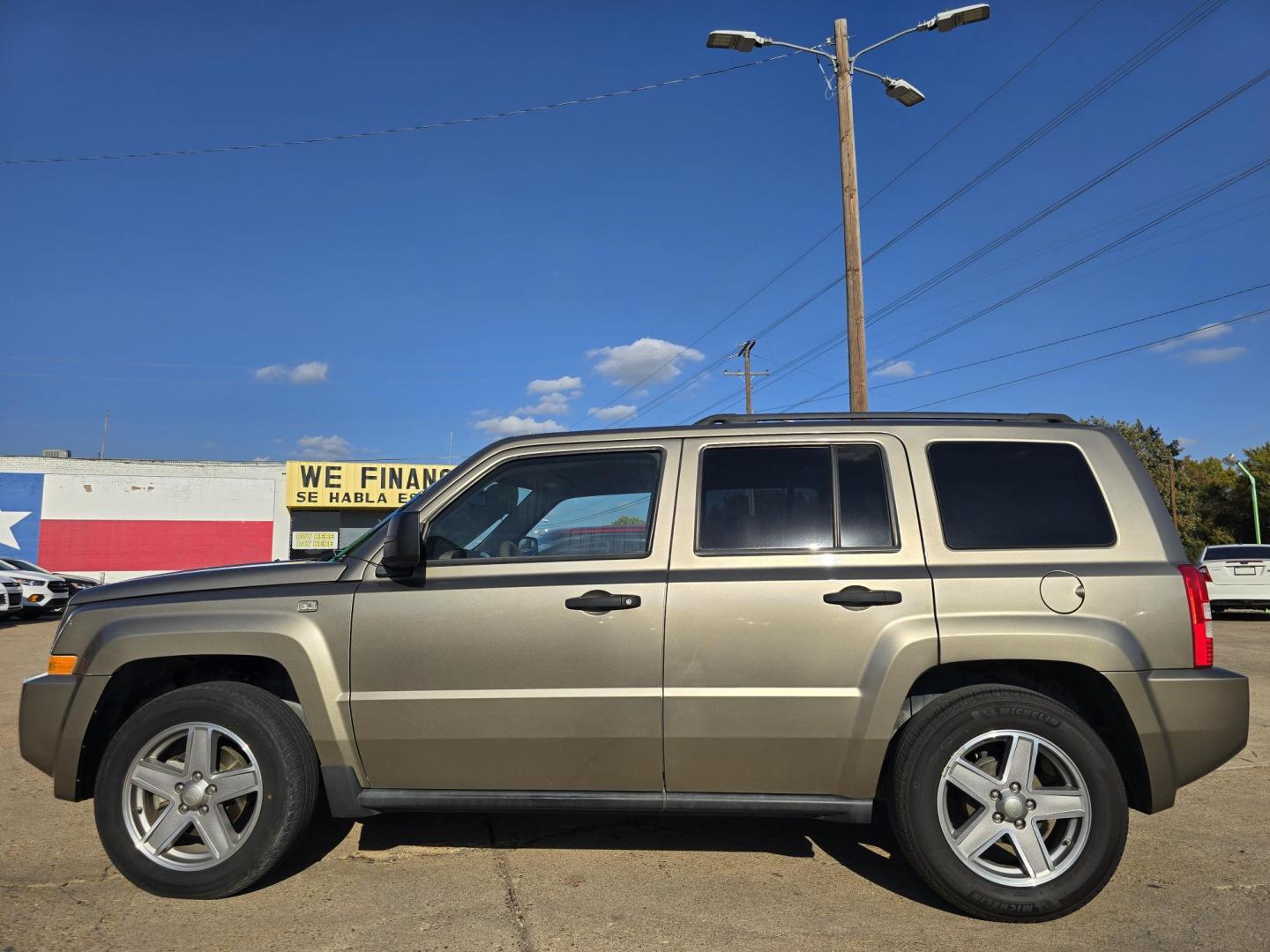 2008 GRAY Jeep Patriot Sport (1J8FT28W38D) with an 2.4L L4 DOHC 16V engine, AUTO transmission, located at 2660 S.Garland Avenue, Garland, TX, 75041, (469) 298-3118, 32.885387, -96.656776 - Photo#7