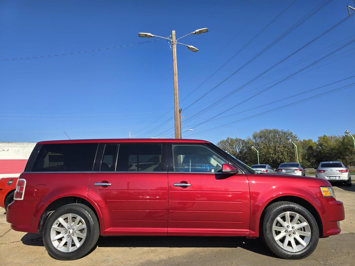 2009 RED Ford Flex SEL (2FMDK52C49B) with an 3.5L V6 DOHC 24V engine, 6-Speed Automatic transmission, located at 2660 S.Garland Avenue, Garland, TX, 75041, (469) 298-3118, 32.885387, -96.656776 - Photo#2