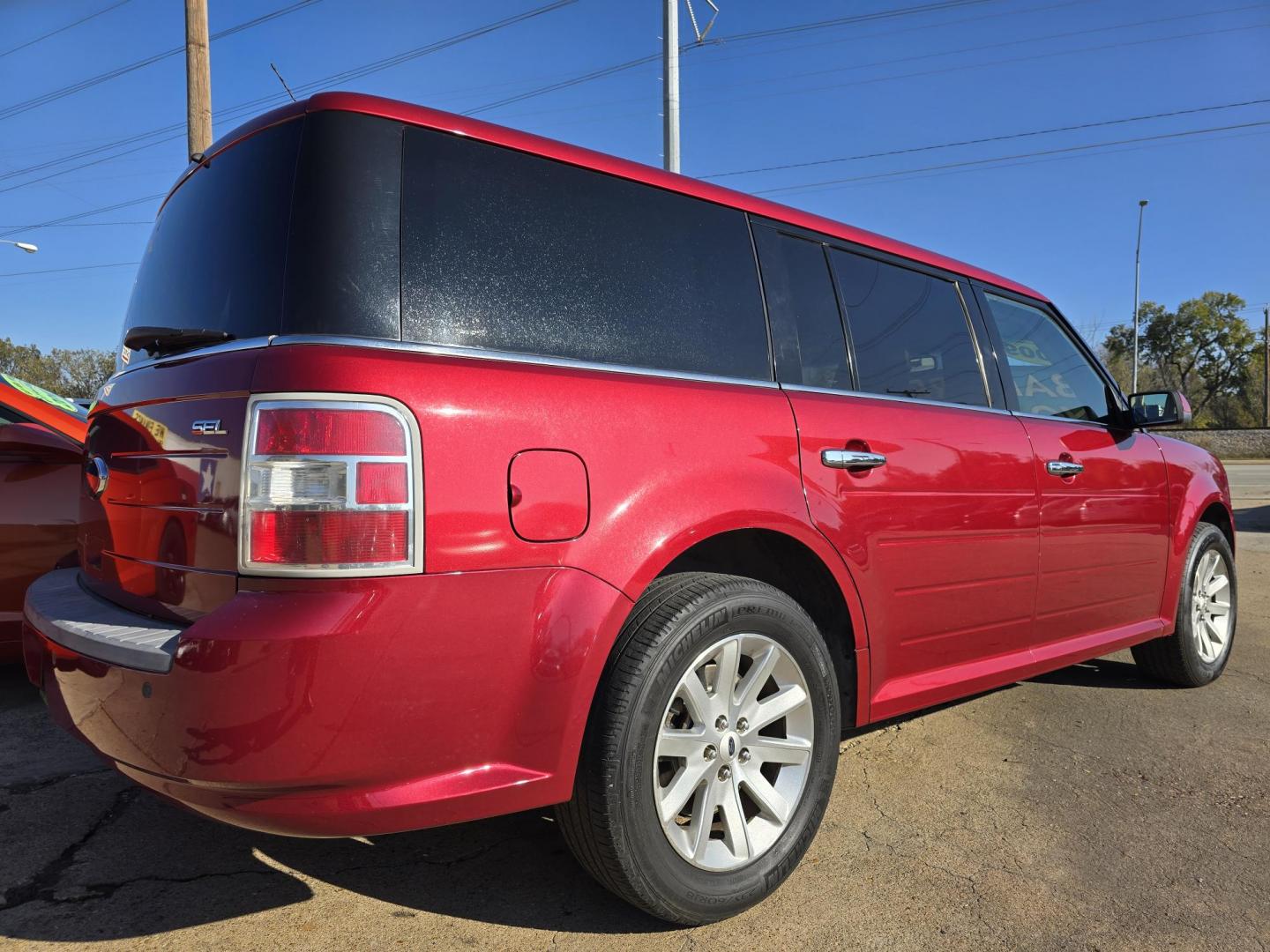 2009 RED Ford Flex SEL (2FMDK52C49B) with an 3.5L V6 DOHC 24V engine, 6-Speed Automatic transmission, located at 2660 S.Garland Avenue, Garland, TX, 75041, (469) 298-3118, 32.885387, -96.656776 - Photo#3