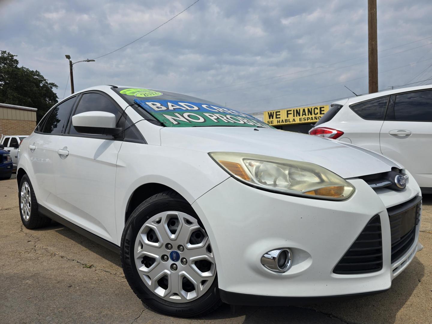 2012 WHITE Ford Focus SE (1FAHP3F21CL) with an 2.0L L4 DOHC 16V engine, AUTO transmission, located at 2660 S.Garland Avenue, Garland, TX, 75041, (469) 298-3118, 32.885387, -96.656776 - Photo#0