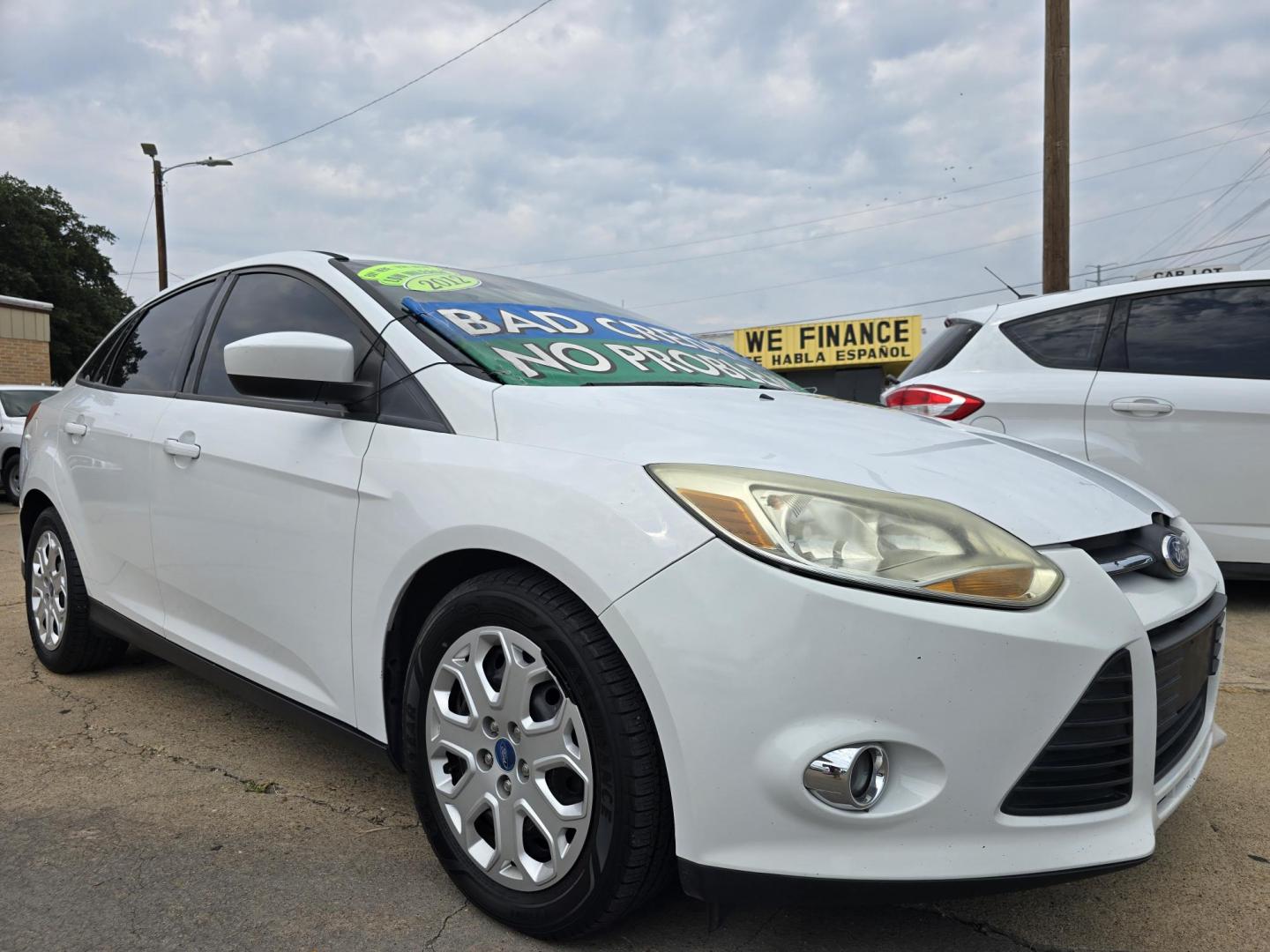 2012 WHITE Ford Focus SE (1FAHP3F21CL) with an 2.0L L4 DOHC 16V engine, AUTO transmission, located at 2660 S.Garland Avenue, Garland, TX, 75041, (469) 298-3118, 32.885387, -96.656776 - Photo#1