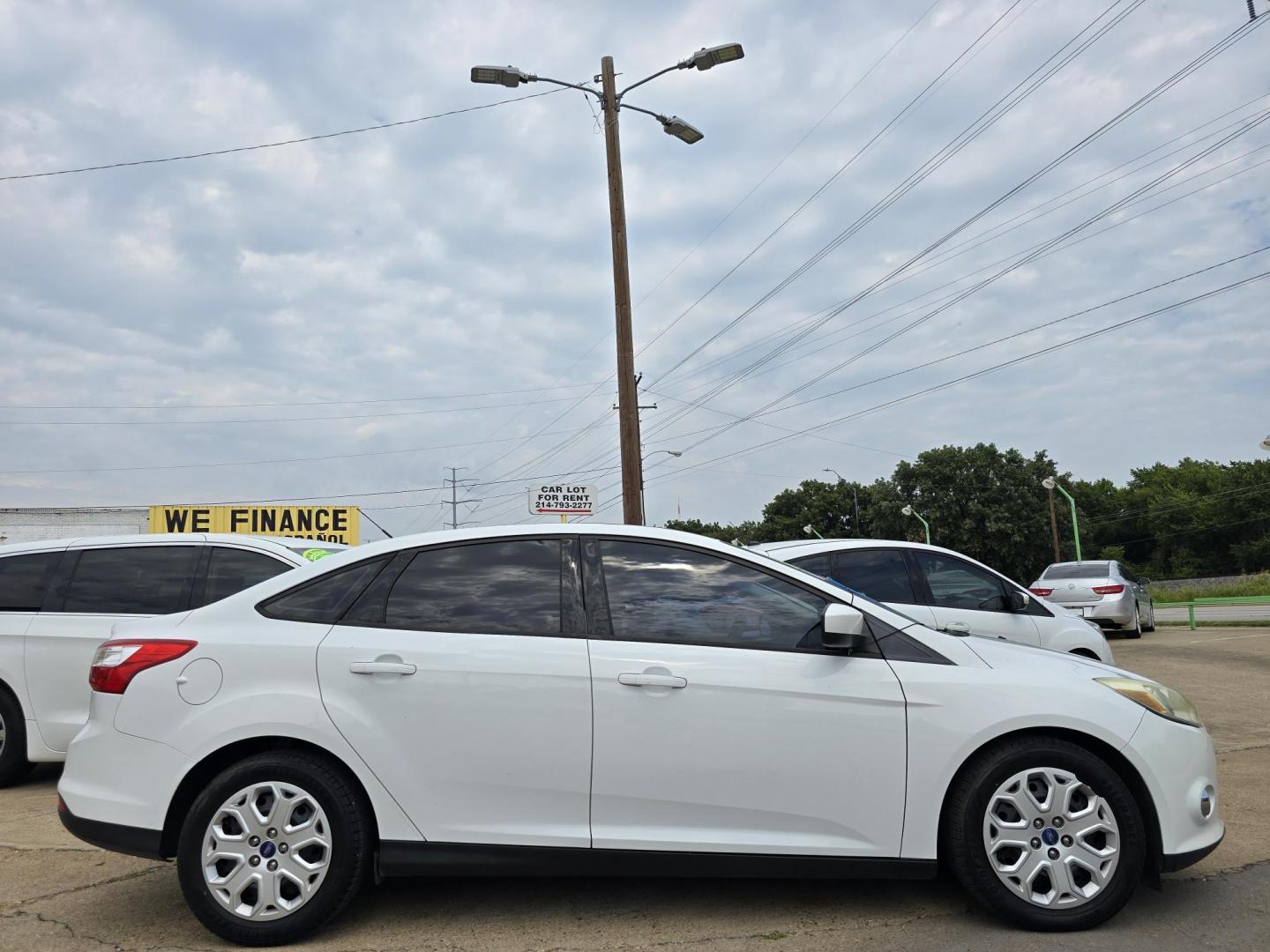 2012 WHITE Ford Focus SE (1FAHP3F21CL) with an 2.0L L4 DOHC 16V engine, AUTO transmission, located at 2660 S.Garland Avenue, Garland, TX, 75041, (469) 298-3118, 32.885387, -96.656776 - Photo#2