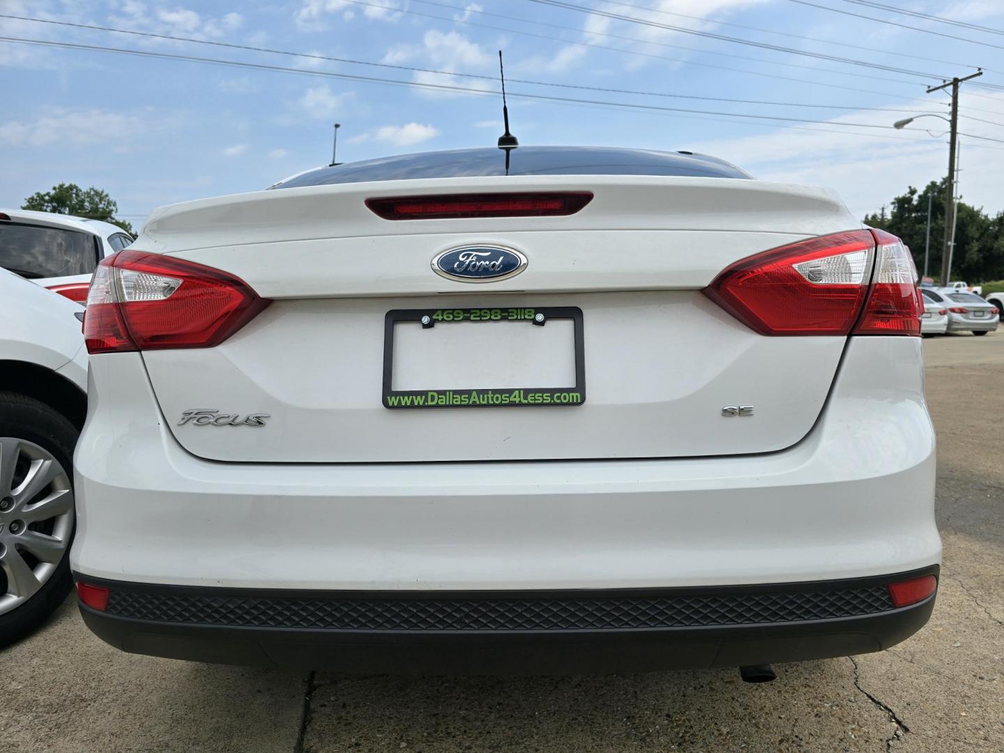 2012 WHITE Ford Focus SE (1FAHP3F21CL) with an 2.0L L4 DOHC 16V engine, AUTO transmission, located at 2660 S.Garland Avenue, Garland, TX, 75041, (469) 298-3118, 32.885387, -96.656776 - Photo#4