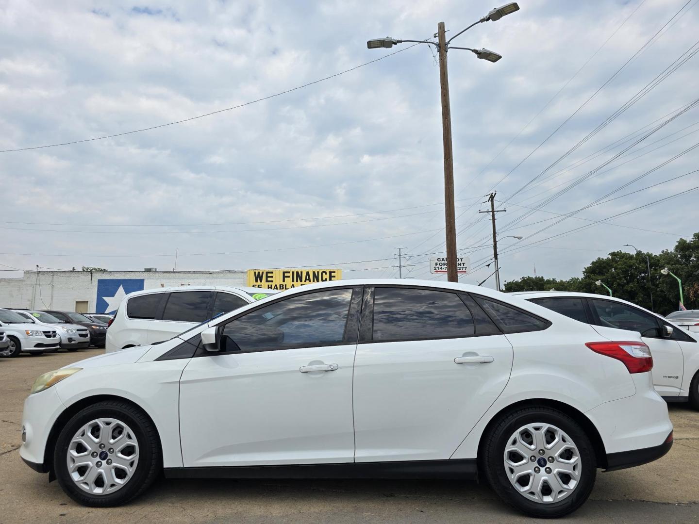 2012 WHITE Ford Focus SE (1FAHP3F21CL) with an 2.0L L4 DOHC 16V engine, AUTO transmission, located at 2660 S.Garland Avenue, Garland, TX, 75041, (469) 298-3118, 32.885387, -96.656776 - Photo#6