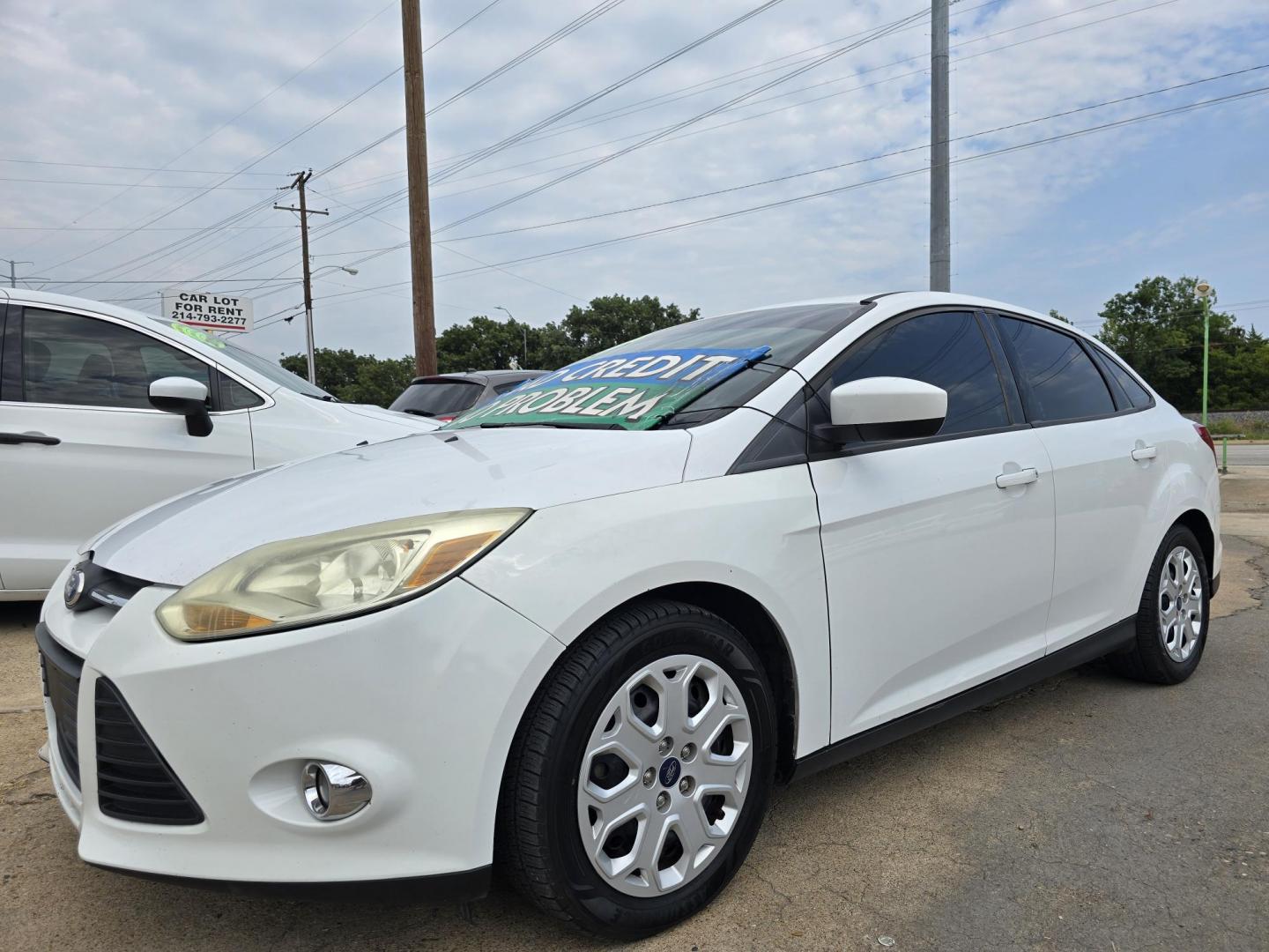 2012 WHITE Ford Focus SE (1FAHP3F21CL) with an 2.0L L4 DOHC 16V engine, AUTO transmission, located at 2660 S.Garland Avenue, Garland, TX, 75041, (469) 298-3118, 32.885387, -96.656776 - Photo#7
