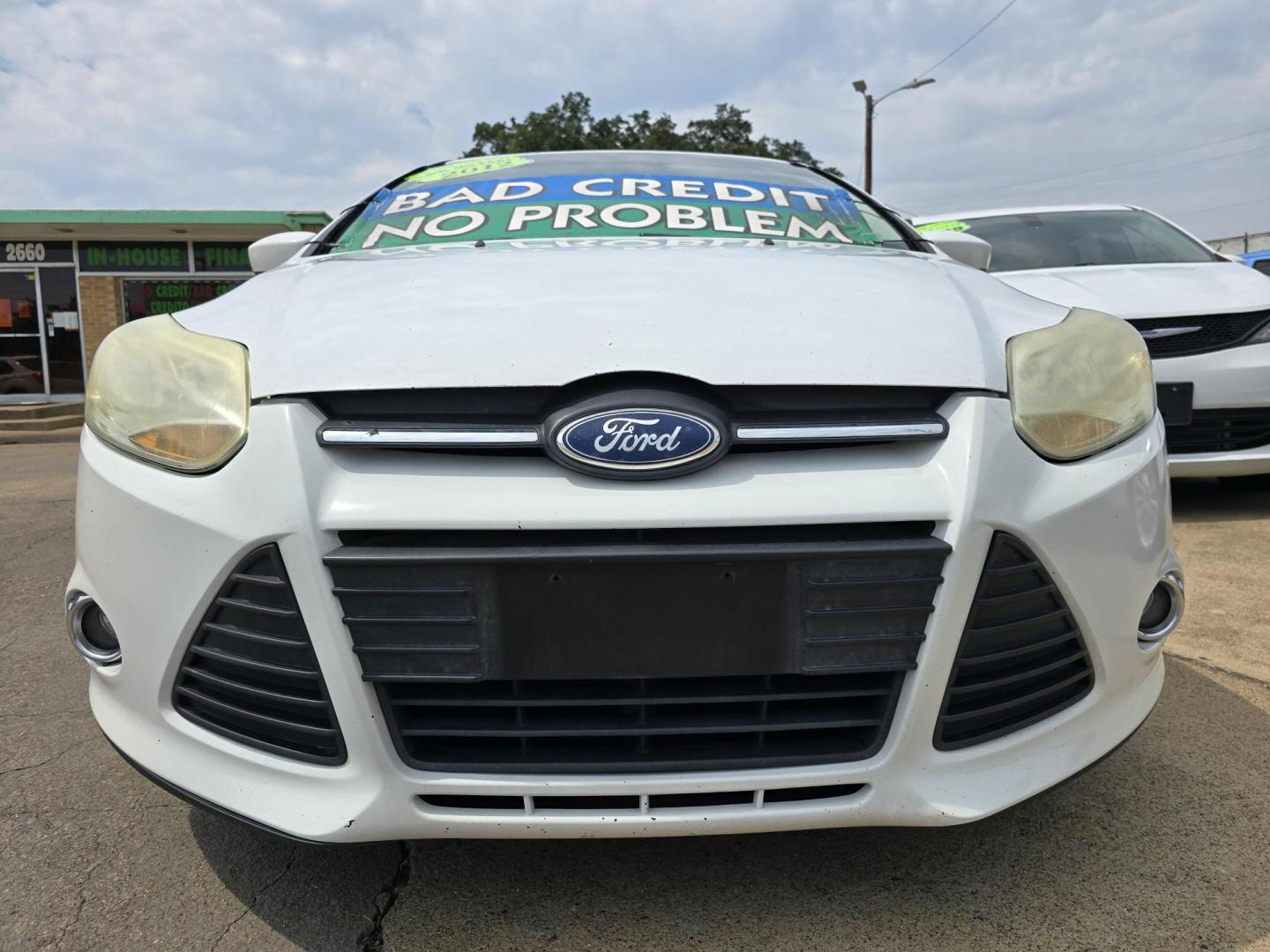 2012 WHITE Ford Focus SE (1FAHP3F21CL) with an 2.0L L4 DOHC 16V engine, AUTO transmission, located at 2660 S.Garland Avenue, Garland, TX, 75041, (469) 298-3118, 32.885387, -96.656776 - Photo#9