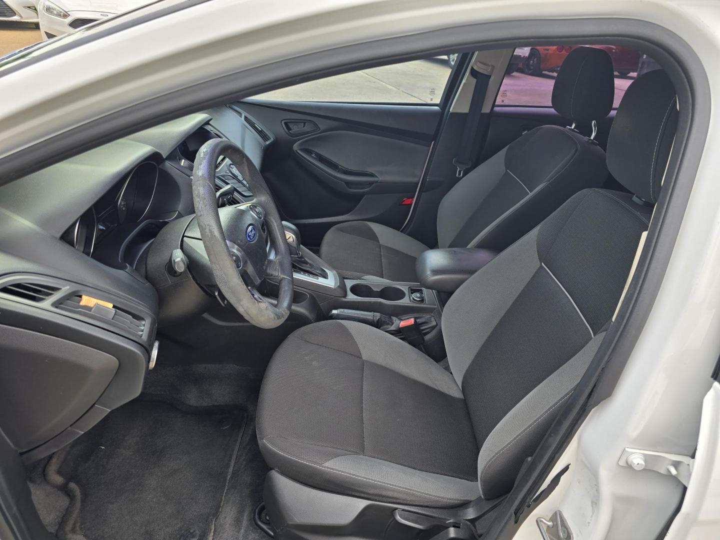 2012 WHITE Ford Focus SE (1FAHP3F21CL) with an 2.0L L4 DOHC 16V engine, AUTO transmission, located at 2660 S.Garland Avenue, Garland, TX, 75041, (469) 298-3118, 32.885387, -96.656776 - Photo#11