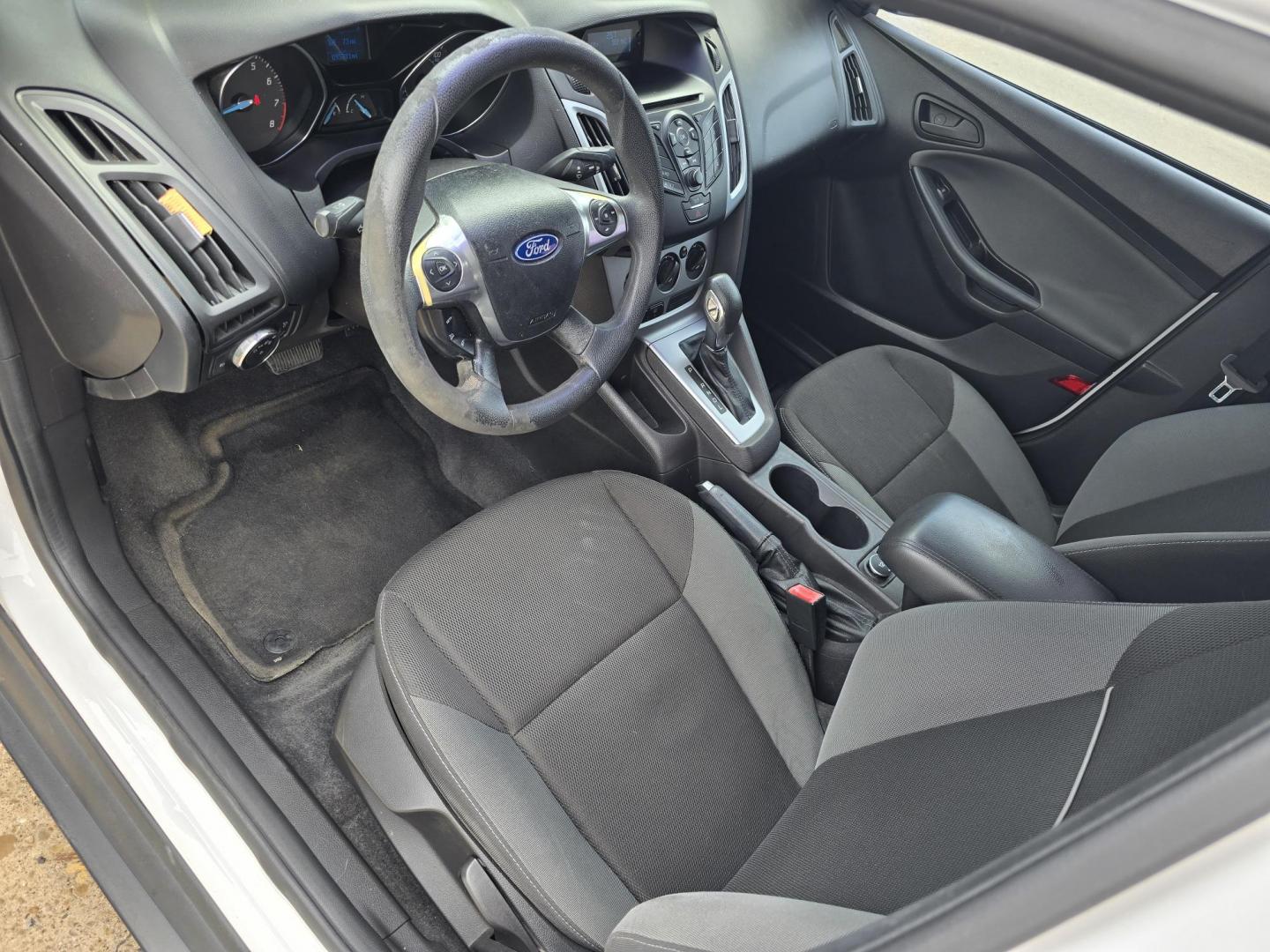2012 WHITE Ford Focus SE (1FAHP3F21CL) with an 2.0L L4 DOHC 16V engine, AUTO transmission, located at 2660 S.Garland Avenue, Garland, TX, 75041, (469) 298-3118, 32.885387, -96.656776 - Photo#10