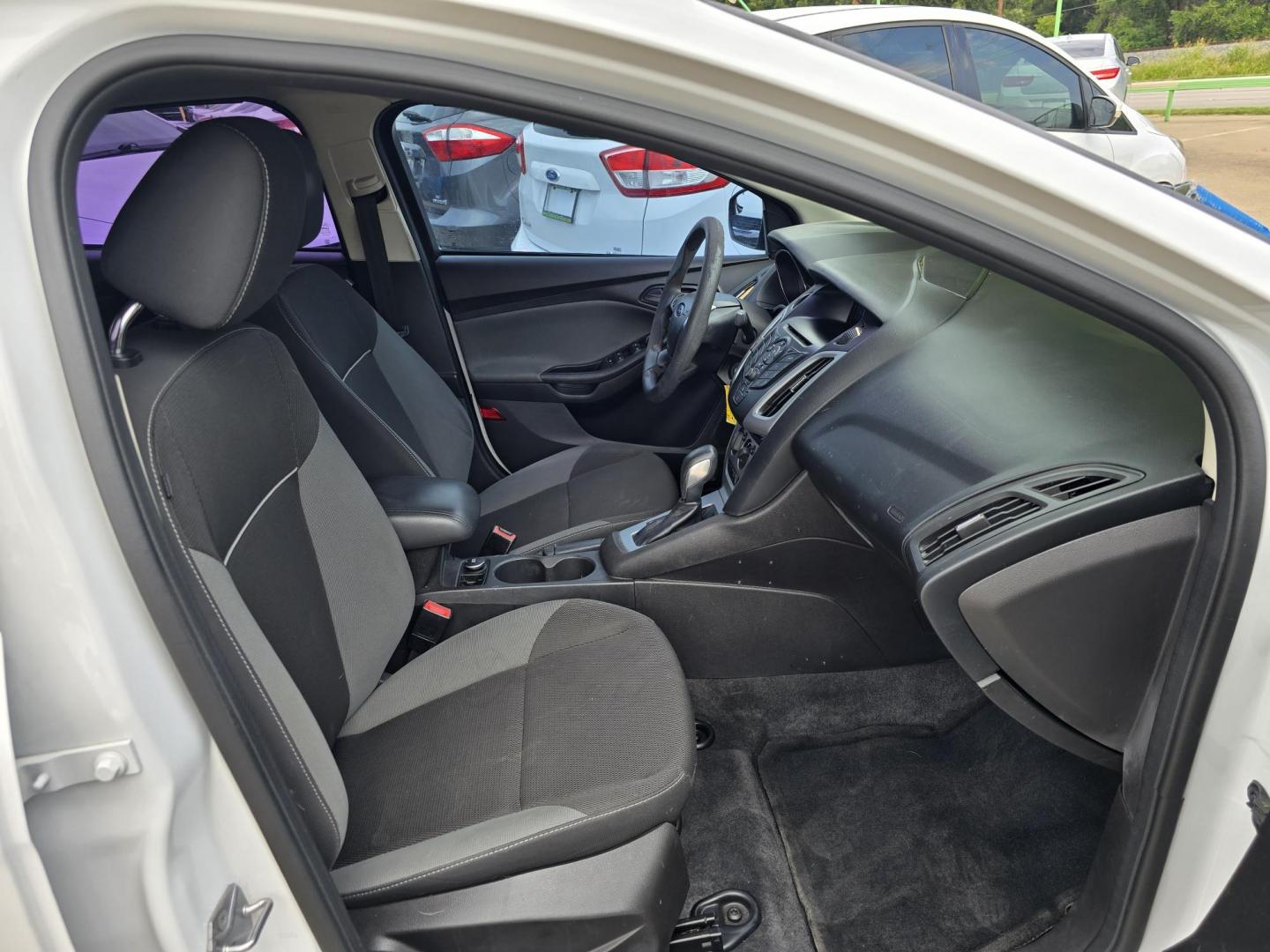 2012 WHITE Ford Focus SE (1FAHP3F21CL) with an 2.0L L4 DOHC 16V engine, AUTO transmission, located at 2660 S.Garland Avenue, Garland, TX, 75041, (469) 298-3118, 32.885387, -96.656776 - Photo#16