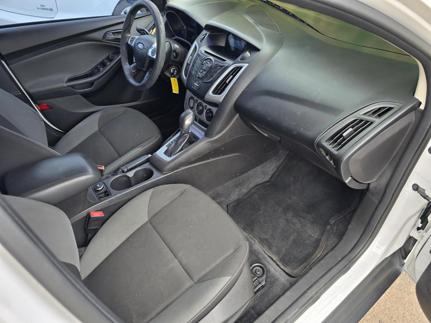 2012 WHITE Ford Focus SE (1FAHP3F21CL) with an 2.0L L4 DOHC 16V engine, AUTO transmission, located at 2660 S.Garland Avenue, Garland, TX, 75041, (469) 298-3118, 32.885387, -96.656776 - Photo#17
