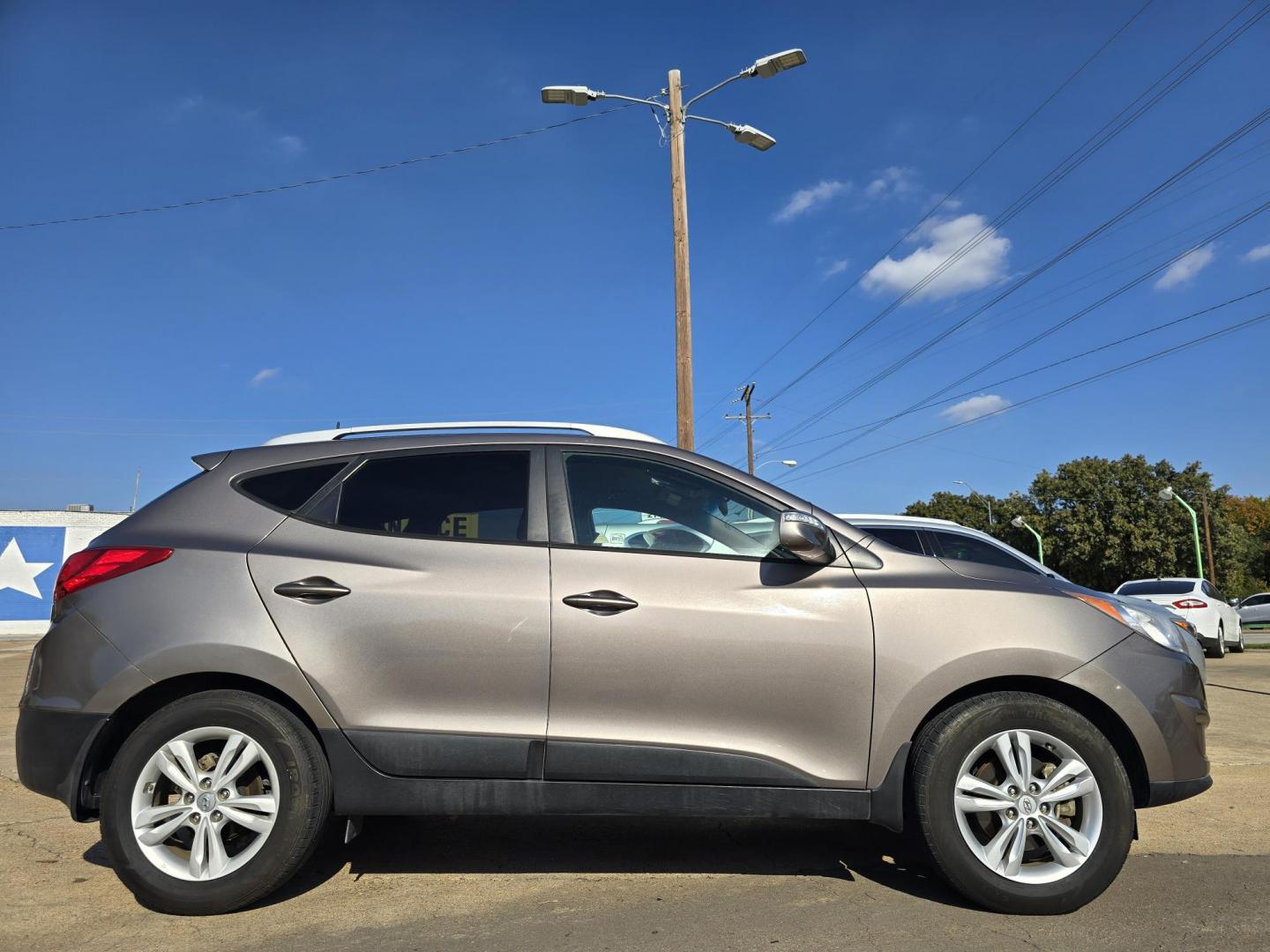 2012 Hyundai Tucson GLS (KM8JU3AC6CU) with an 2.4L L4 DOHC 16V engine, 6-Speed Automatic transmission, located at 2660 S.Garland Avenue, Garland, TX, 75041, (469) 298-3118, 32.885387, -96.656776 - Photo#2