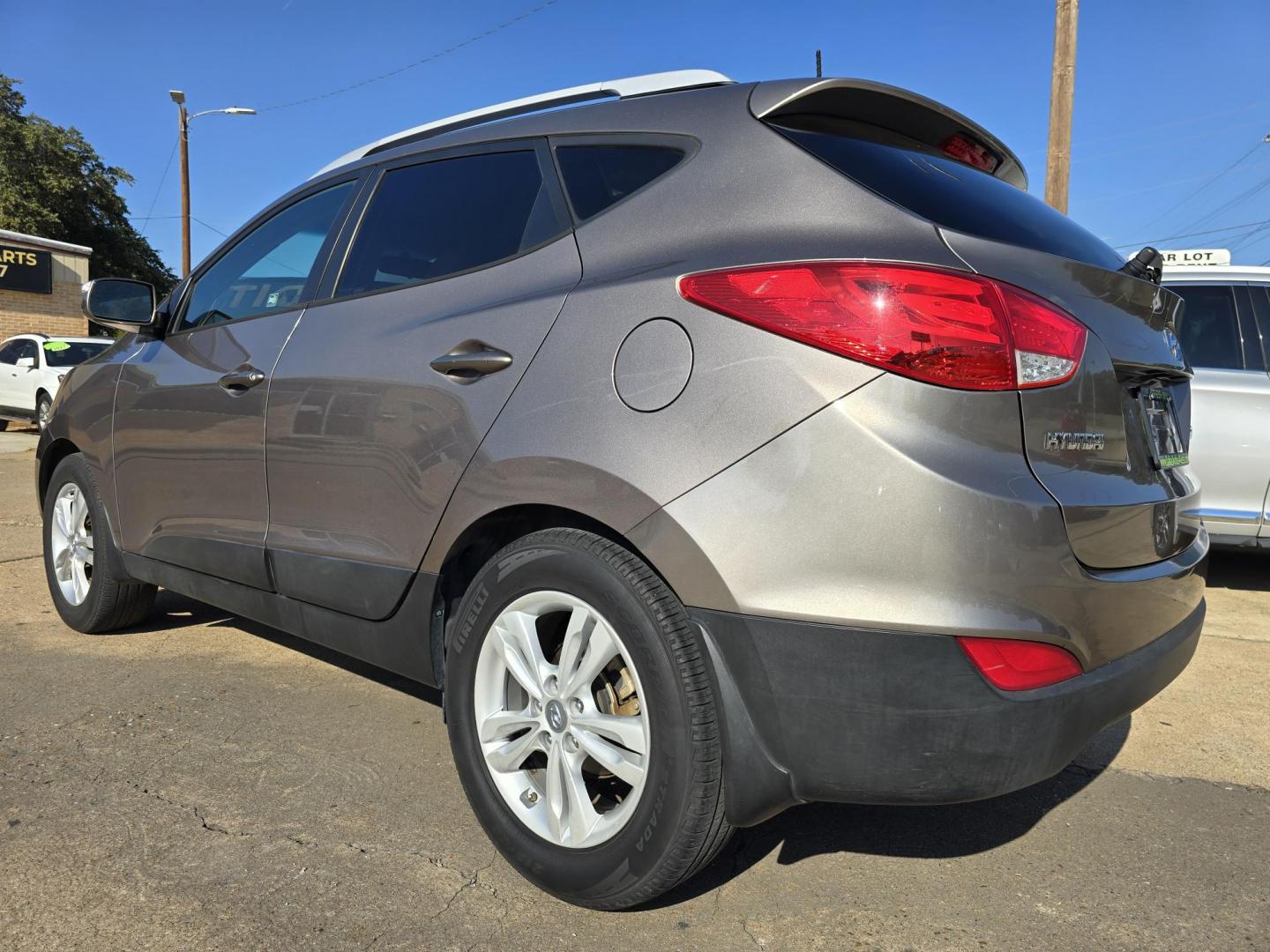 2012 Hyundai Tucson GLS (KM8JU3AC6CU) with an 2.4L L4 DOHC 16V engine, 6-Speed Automatic transmission, located at 2660 S.Garland Avenue, Garland, TX, 75041, (469) 298-3118, 32.885387, -96.656776 - Photo#5