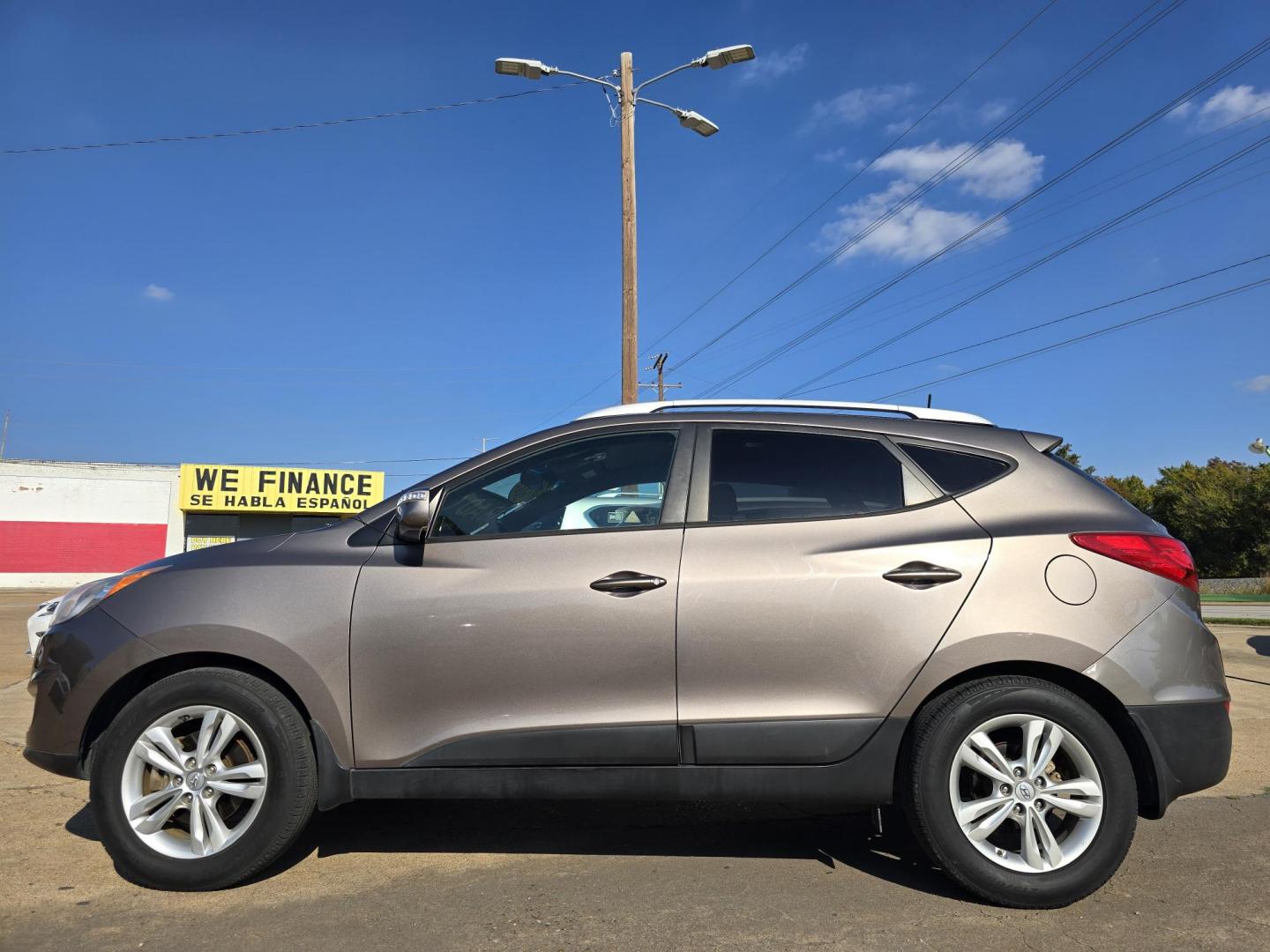 2012 Hyundai Tucson GLS (KM8JU3AC6CU) with an 2.4L L4 DOHC 16V engine, 6-Speed Automatic transmission, located at 2660 S.Garland Avenue, Garland, TX, 75041, (469) 298-3118, 32.885387, -96.656776 - Photo#6