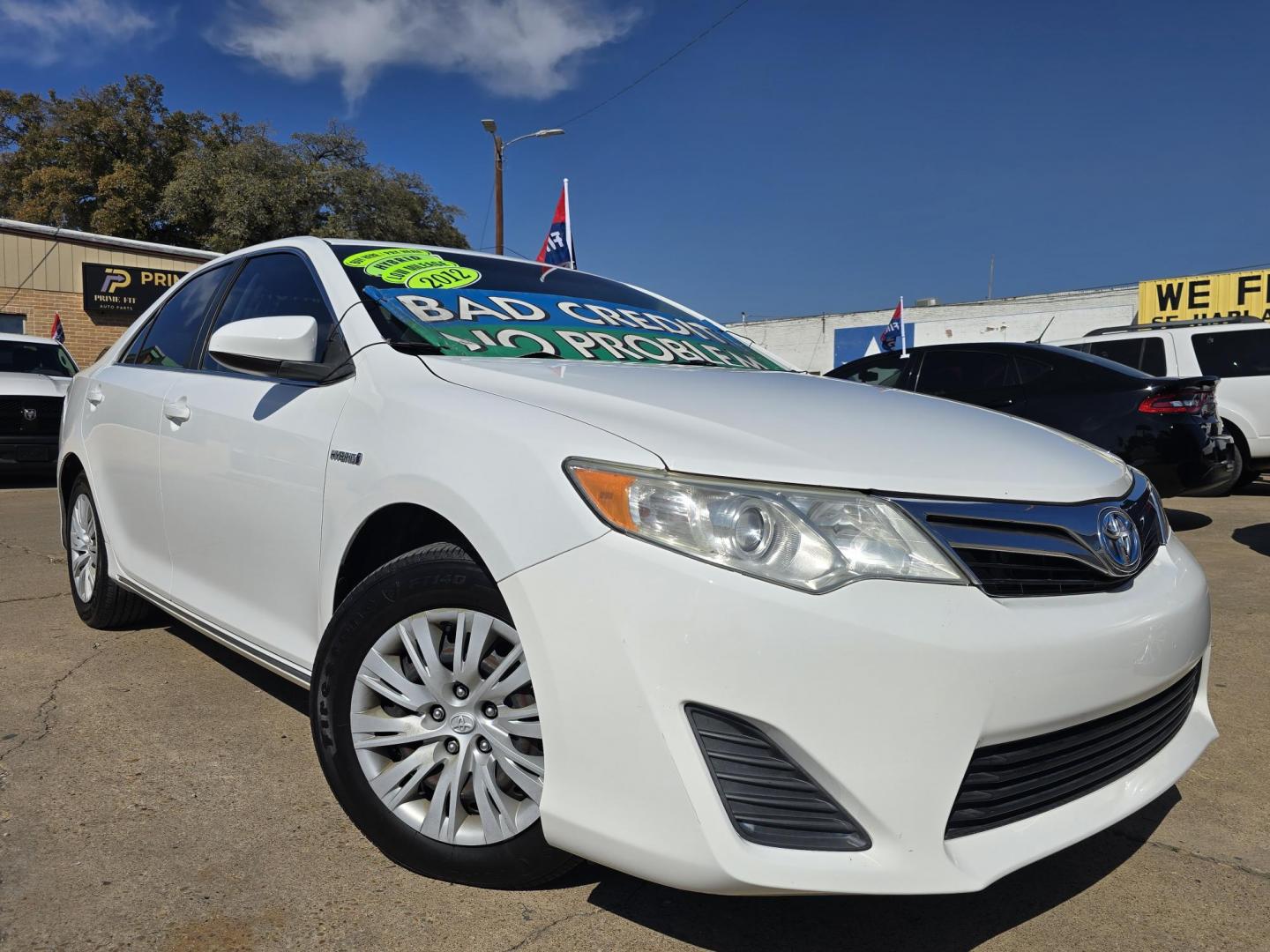2012 WHITE Toyota Camry Hybrid LE (4T1BD1FK4CU) with an 2.5L L4 DOHC 16V HYBRID engine, Continuously Variable Transmission transmission, located at 2660 S.Garland Avenue, Garland, TX, 75041, (469) 298-3118, 32.885387, -96.656776 - Photo#3