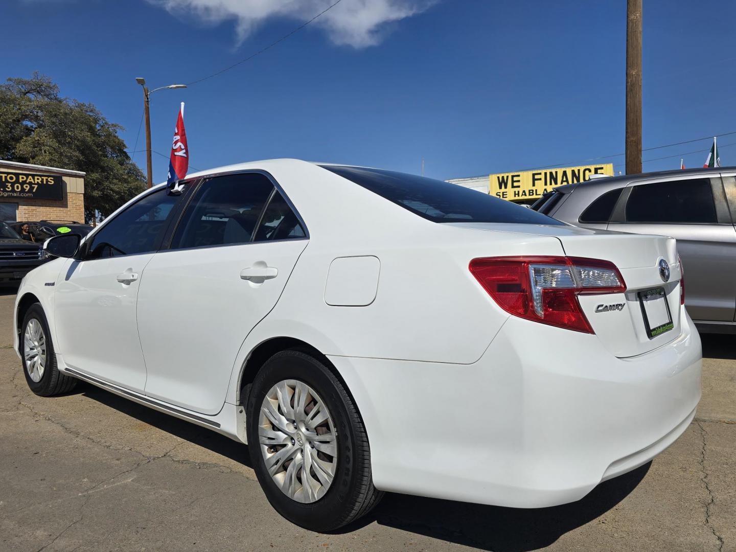 2012 WHITE Toyota Camry Hybrid LE (4T1BD1FK4CU) with an 2.5L L4 DOHC 16V HYBRID engine, Continuously Variable Transmission transmission, located at 2660 S.Garland Avenue, Garland, TX, 75041, (469) 298-3118, 32.885387, -96.656776 - Photo#8