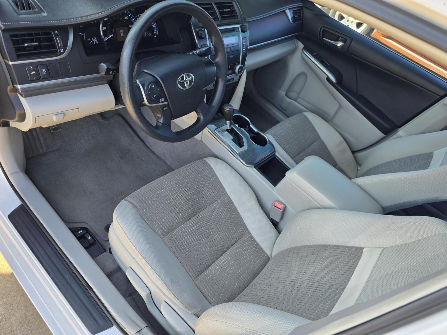 2012 WHITE Toyota Camry Hybrid LE (4T1BD1FK4CU) with an 2.5L L4 DOHC 16V HYBRID engine, Continuously Variable Transmission transmission, located at 2660 S.Garland Avenue, Garland, TX, 75041, (469) 298-3118, 32.885387, -96.656776 - Photo#13