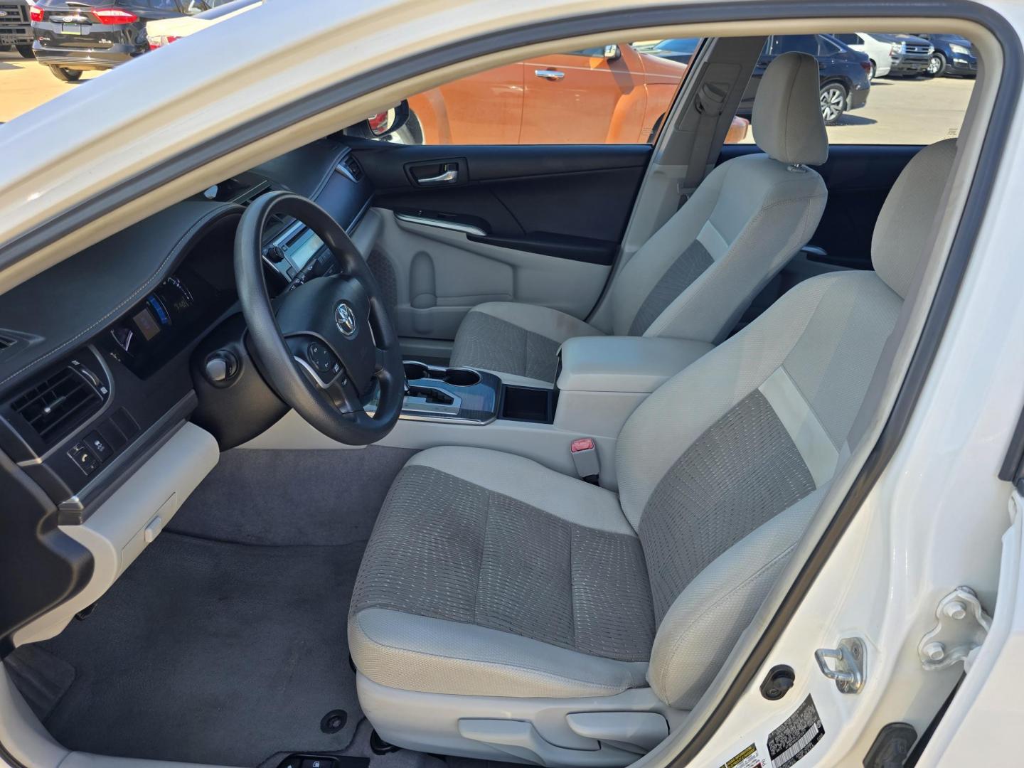 2012 WHITE Toyota Camry Hybrid LE (4T1BD1FK4CU) with an 2.5L L4 DOHC 16V HYBRID engine, Continuously Variable Transmission transmission, located at 2660 S.Garland Avenue, Garland, TX, 75041, (469) 298-3118, 32.885387, -96.656776 - Photo#14