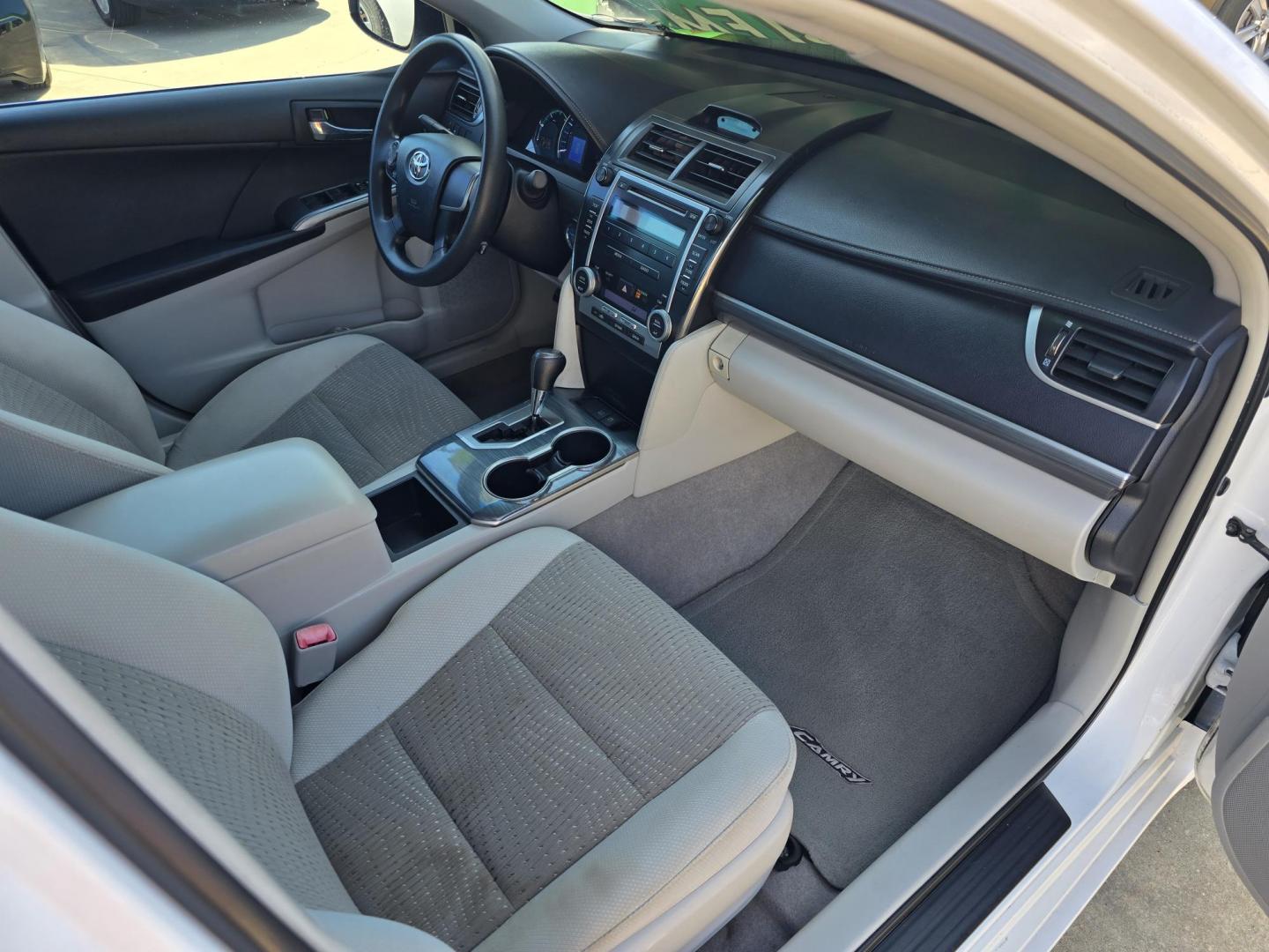2012 WHITE Toyota Camry Hybrid LE (4T1BD1FK4CU) with an 2.5L L4 DOHC 16V HYBRID engine, Continuously Variable Transmission transmission, located at 2660 S.Garland Avenue, Garland, TX, 75041, (469) 298-3118, 32.885387, -96.656776 - Photo#21