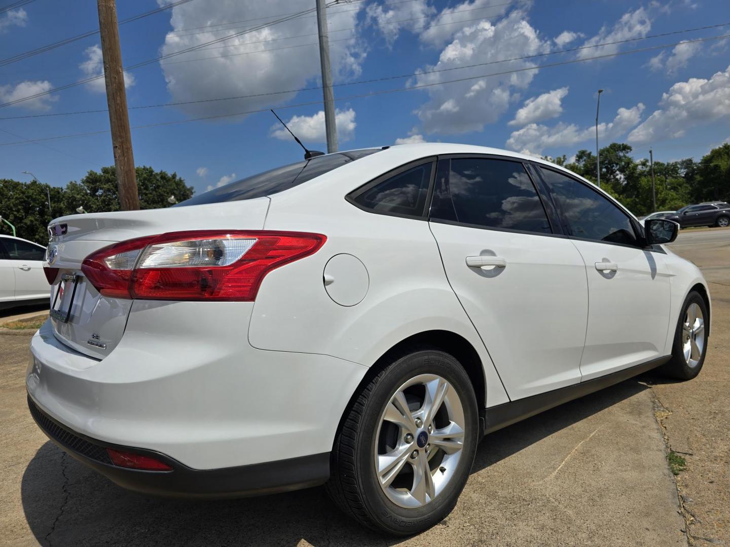 2013 WHITE Ford Focus SE (1FADP3F29DL) , AUTO transmission, located at 2660 S.Garland Avenue, Garland, TX, 75041, (469) 298-3118, 32.885387, -96.656776 - Photo#3