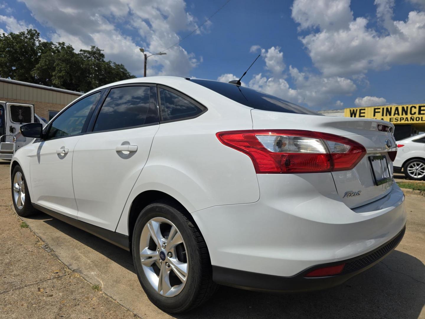 2013 WHITE Ford Focus SE (1FADP3F29DL) , AUTO transmission, located at 2660 S.Garland Avenue, Garland, TX, 75041, (469) 298-3118, 32.885387, -96.656776 - Photo#5