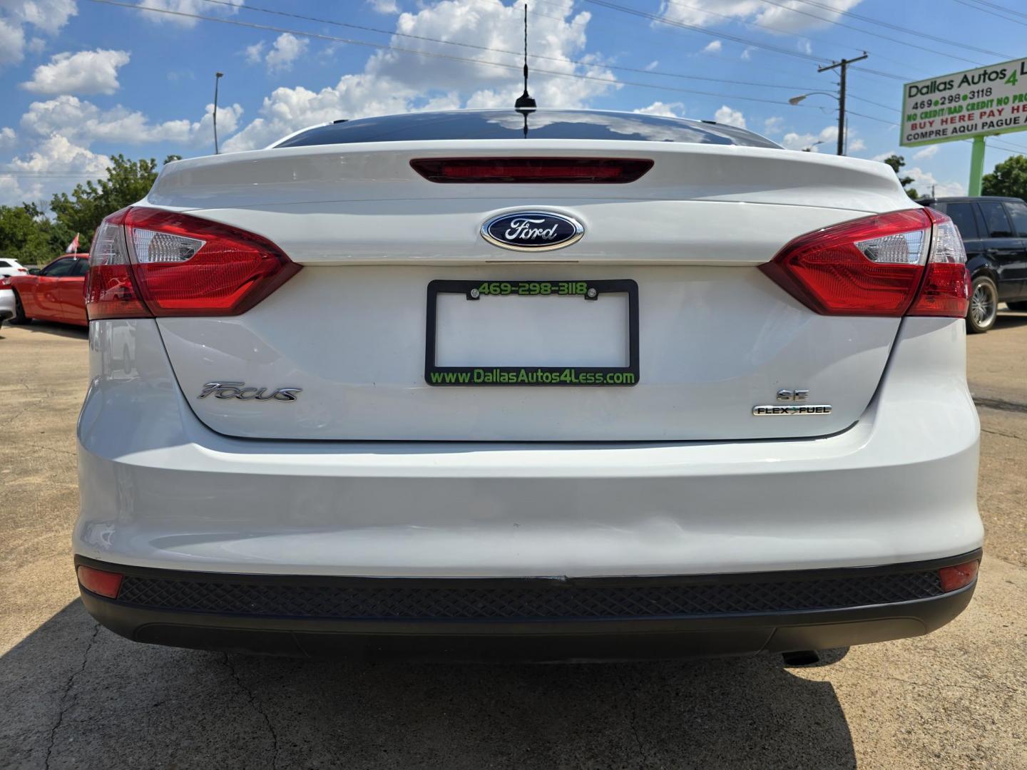 2013 WHITE Ford Focus SE (1FADP3F29DL) , AUTO transmission, located at 2660 S.Garland Avenue, Garland, TX, 75041, (469) 298-3118, 32.885387, -96.656776 - Photo#4