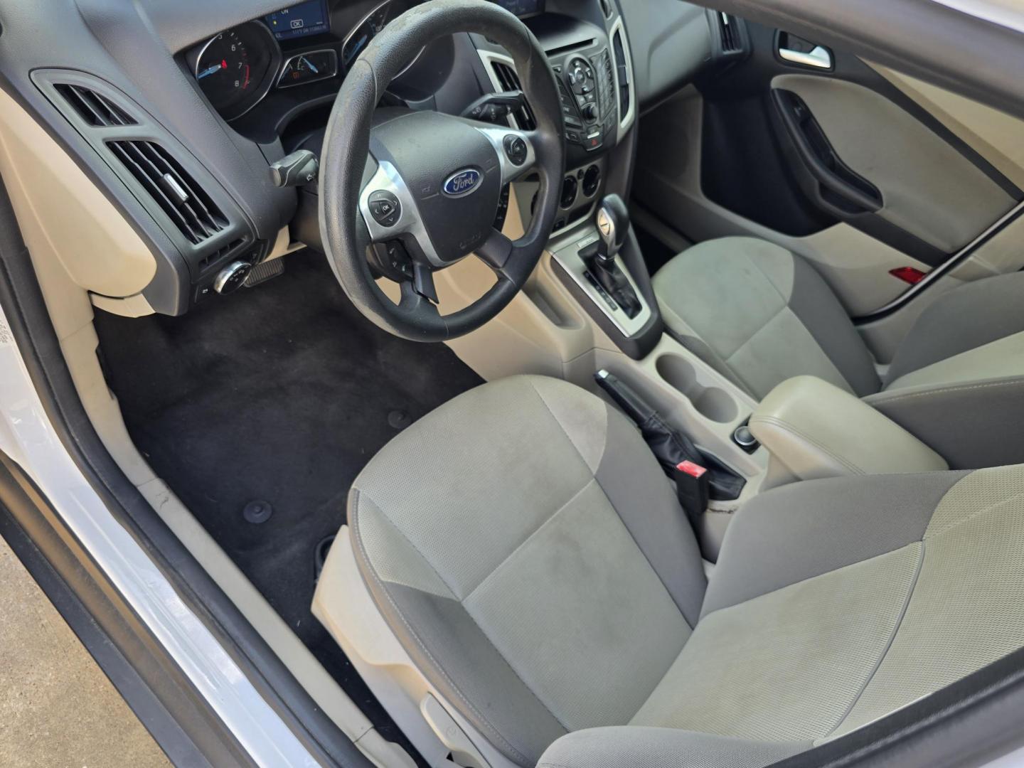 2013 WHITE Ford Focus SE (1FADP3F29DL) , AUTO transmission, located at 2660 S.Garland Avenue, Garland, TX, 75041, (469) 298-3118, 32.885387, -96.656776 - Photo#10