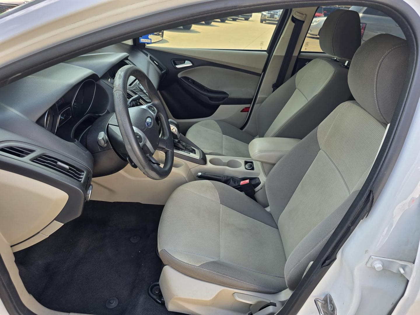 2013 WHITE Ford Focus SE (1FADP3F29DL) , AUTO transmission, located at 2660 S.Garland Avenue, Garland, TX, 75041, (469) 298-3118, 32.885387, -96.656776 - Photo#11