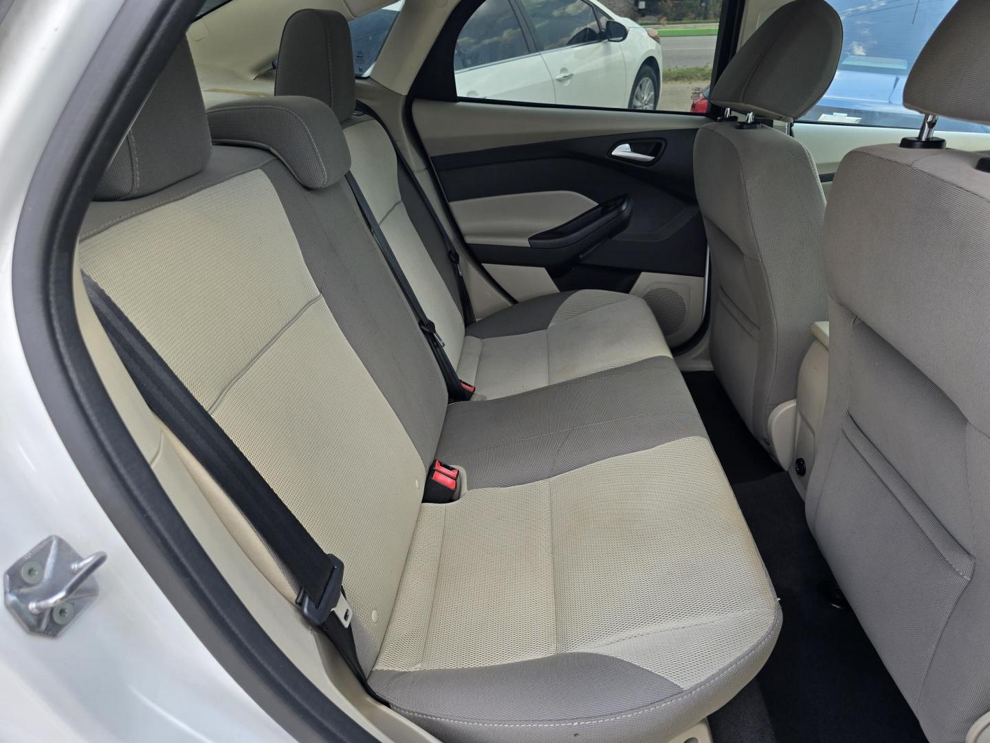 2013 WHITE Ford Focus SE (1FADP3F29DL) , AUTO transmission, located at 2660 S.Garland Avenue, Garland, TX, 75041, (469) 298-3118, 32.885387, -96.656776 - Photo#15