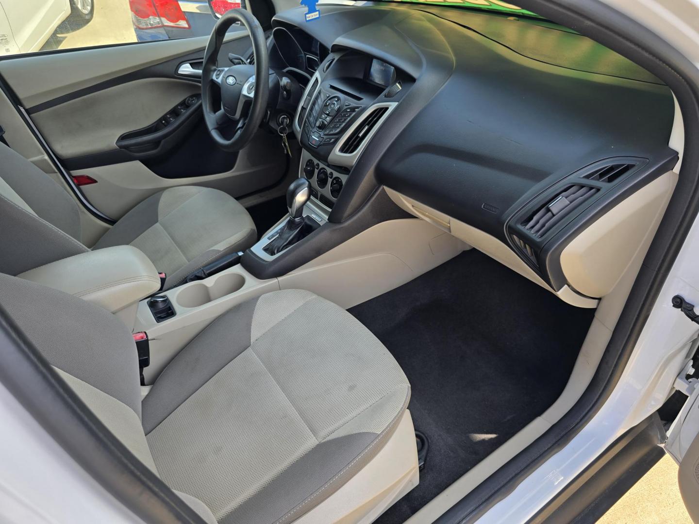 2013 WHITE Ford Focus SE (1FADP3F29DL) , AUTO transmission, located at 2660 S.Garland Avenue, Garland, TX, 75041, (469) 298-3118, 32.885387, -96.656776 - Photo#17