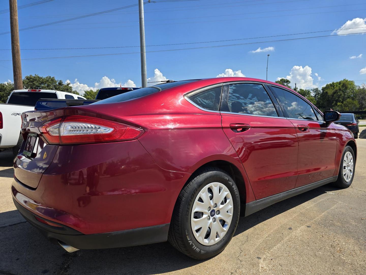 2013 RED Ford Fusion S (3FA6P0G78DR) with an 2.5L L4 DOHC 16V engine, AUTO transmission, located at 2660 S.Garland Avenue, Garland, TX, 75041, (469) 298-3118, 32.885387, -96.656776 - Photo#3