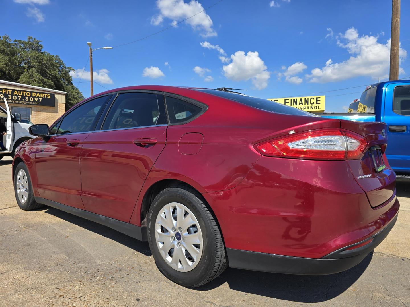 2013 RED Ford Fusion S (3FA6P0G78DR) with an 2.5L L4 DOHC 16V engine, AUTO transmission, located at 2660 S.Garland Avenue, Garland, TX, 75041, (469) 298-3118, 32.885387, -96.656776 - Photo#5