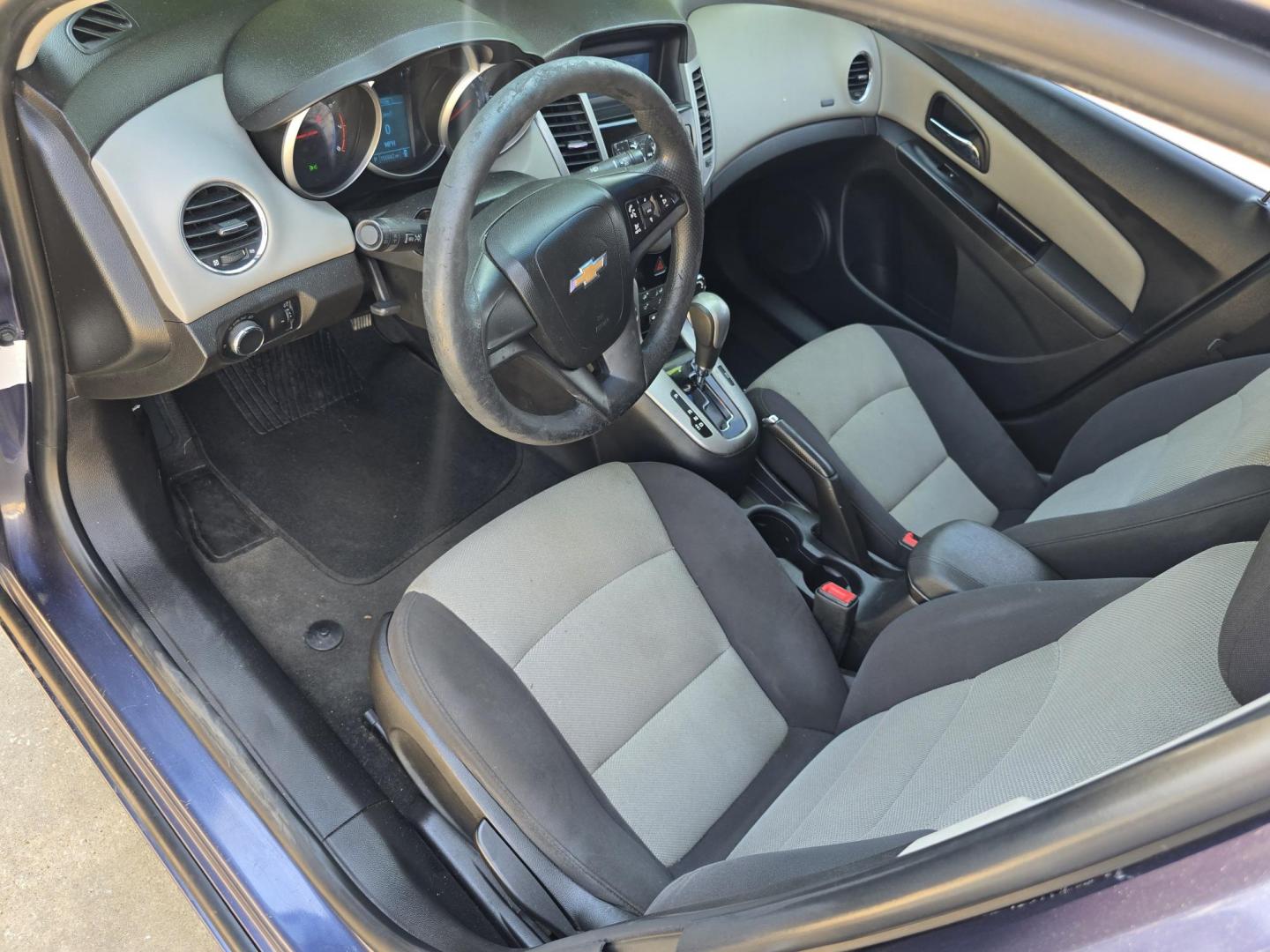 2014 BLUE /GRAY CHEVROLET CRUZE LS LS (1G1PA5SH7E7) , AUTO transmission, located at 2660 S.Garland Avenue, Garland, TX, 75041, (469) 298-3118, 32.885387, -96.656776 - Welcome to DallasAutos4Less, one of the Premier BUY HERE PAY HERE Dealers in the North Dallas Area. We specialize in financing to people with NO CREDIT or BAD CREDIT. We need proof of income, proof of residence, and a ID. Come buy your new car from us today!! This is a very clean 2014 CHEVY CRUZE - Photo#10