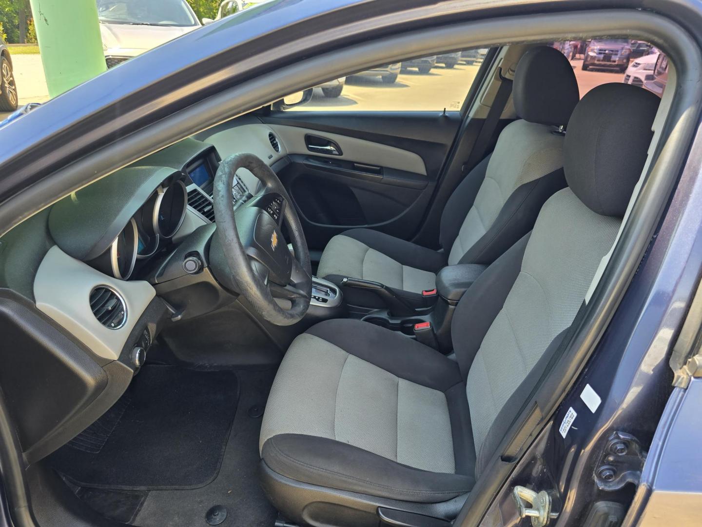 2014 BLUE /GRAY CHEVROLET CRUZE LS LS (1G1PA5SH7E7) , AUTO transmission, located at 2660 S.Garland Avenue, Garland, TX, 75041, (469) 298-3118, 32.885387, -96.656776 - Welcome to DallasAutos4Less, one of the Premier BUY HERE PAY HERE Dealers in the North Dallas Area. We specialize in financing to people with NO CREDIT or BAD CREDIT. We need proof of income, proof of residence, and a ID. Come buy your new car from us today!! This is a very clean 2014 CHEVY CRUZE - Photo#11