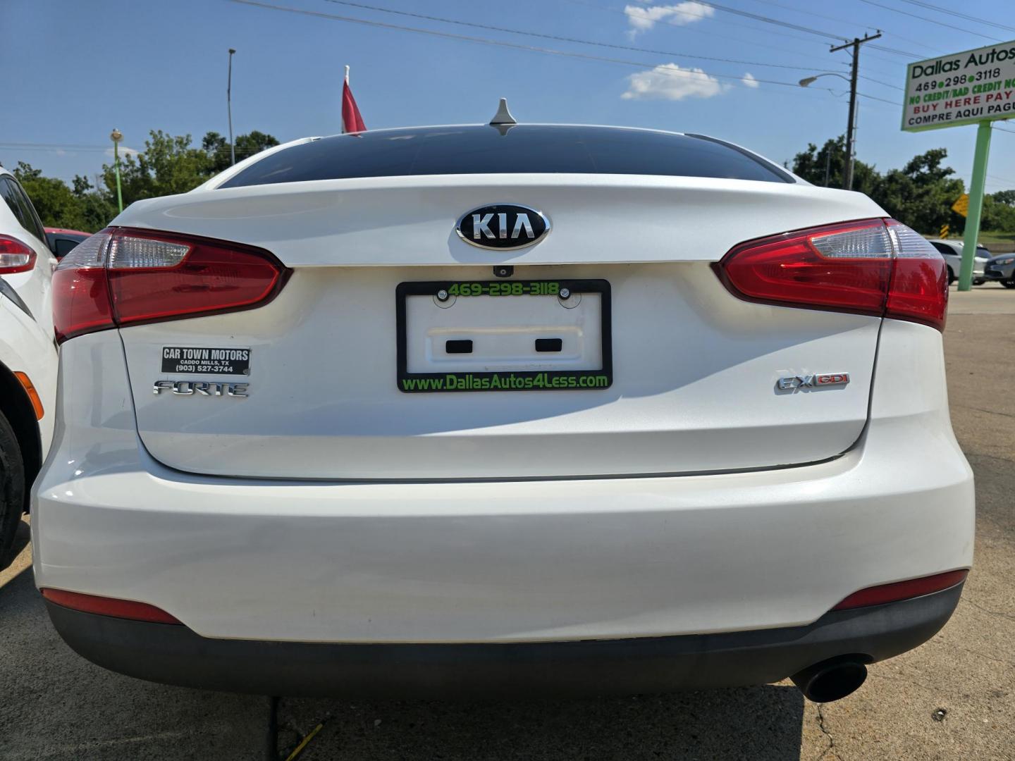 2014 DIAMOND WHITE /BLACK Kia Forte EX (KNAFX4A80E5) with an 2.0L L4 DOHC 16V engine, 6-Speed Automatic transmission, located at 2660 S.Garland Avenue, Garland, TX, 75041, (469) 298-3118, 32.885387, -96.656776 - Photo#4