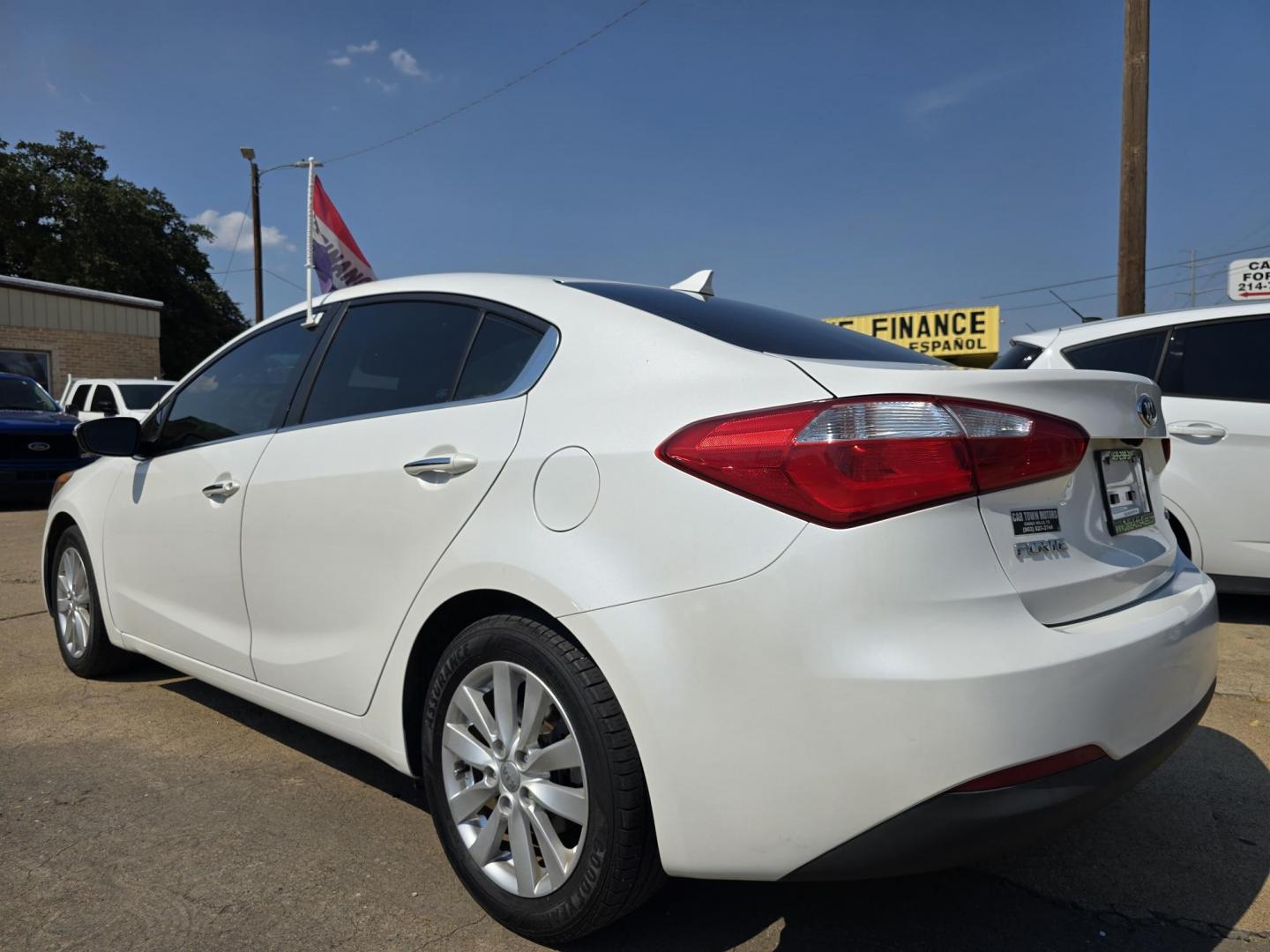 2014 DIAMOND WHITE /BLACK Kia Forte EX (KNAFX4A80E5) with an 2.0L L4 DOHC 16V engine, 6-Speed Automatic transmission, located at 2660 S.Garland Avenue, Garland, TX, 75041, (469) 298-3118, 32.885387, -96.656776 - Photo#5