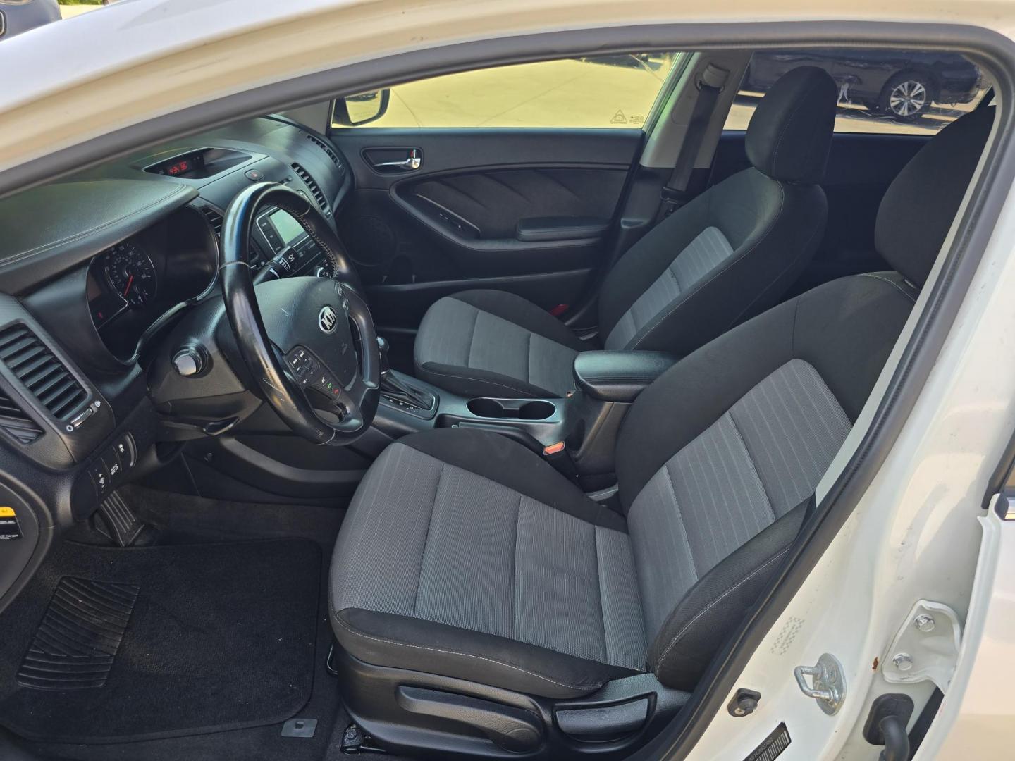 2014 DIAMOND WHITE /BLACK Kia Forte EX (KNAFX4A80E5) with an 2.0L L4 DOHC 16V engine, 6-Speed Automatic transmission, located at 2660 S.Garland Avenue, Garland, TX, 75041, (469) 298-3118, 32.885387, -96.656776 - Photo#11