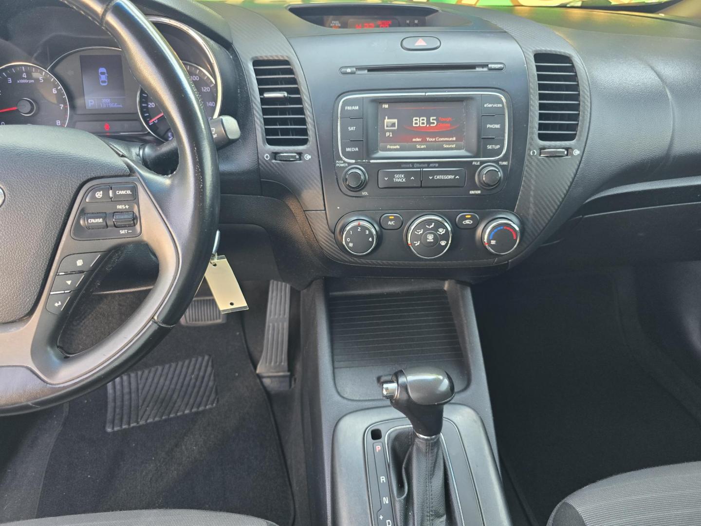 2014 DIAMOND WHITE /BLACK Kia Forte EX (KNAFX4A80E5) with an 2.0L L4 DOHC 16V engine, 6-Speed Automatic transmission, located at 2660 S.Garland Avenue, Garland, TX, 75041, (469) 298-3118, 32.885387, -96.656776 - Photo#13