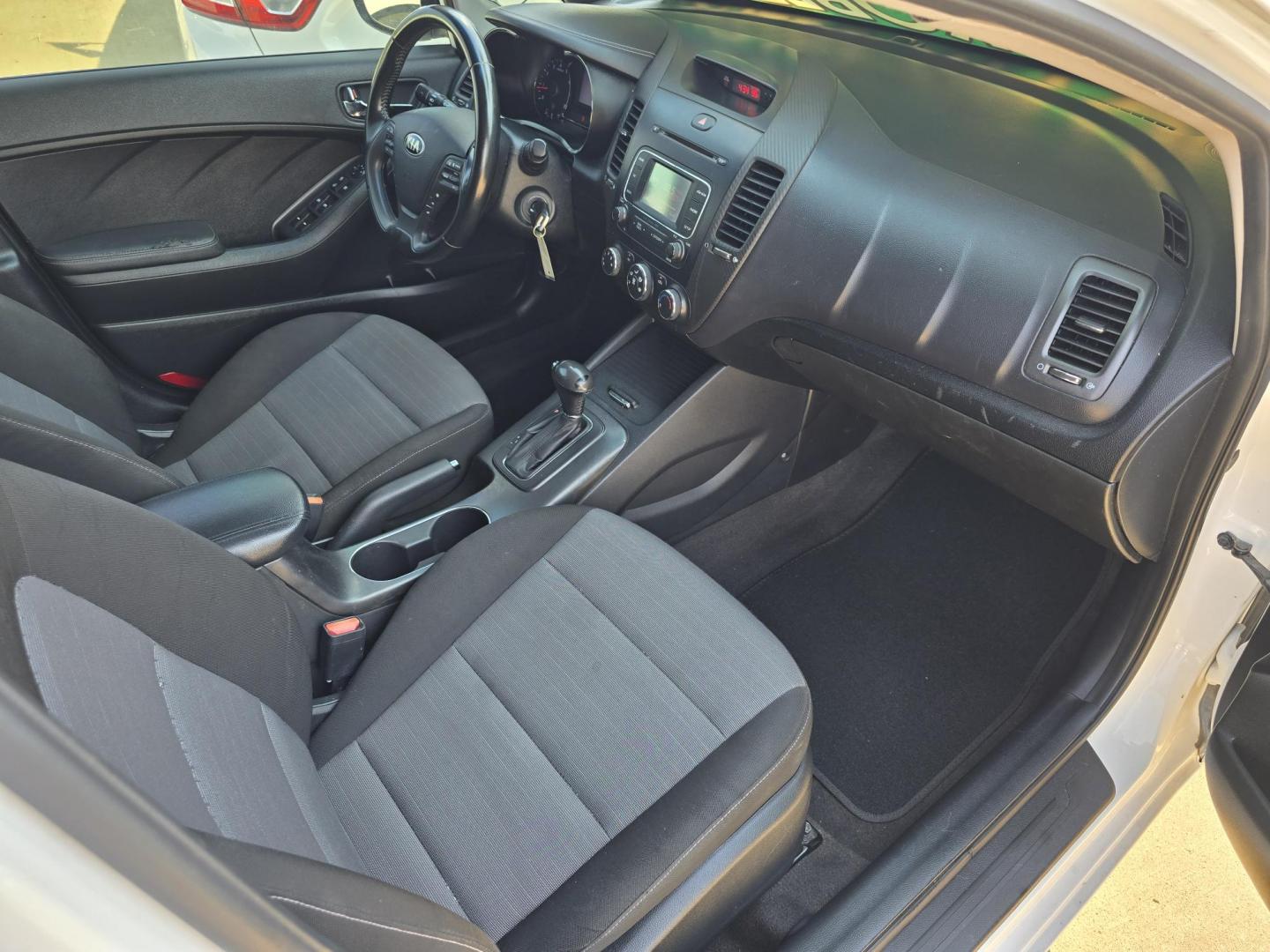 2014 DIAMOND WHITE /BLACK Kia Forte EX (KNAFX4A80E5) with an 2.0L L4 DOHC 16V engine, 6-Speed Automatic transmission, located at 2660 S.Garland Avenue, Garland, TX, 75041, (469) 298-3118, 32.885387, -96.656776 - Photo#15