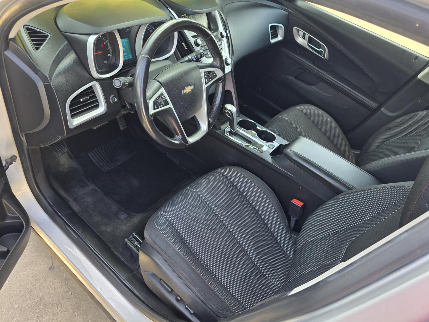 2015 SILVER Chevrolet Equinox LT (2GNALBEKXF1) with an 2.4L L4 DOHC 16V FFV engine, 6-Speed Automatic transmission, located at 2660 S.Garland Avenue, Garland, TX, 75041, (469) 298-3118, 32.885387, -96.656776 - Photo#10