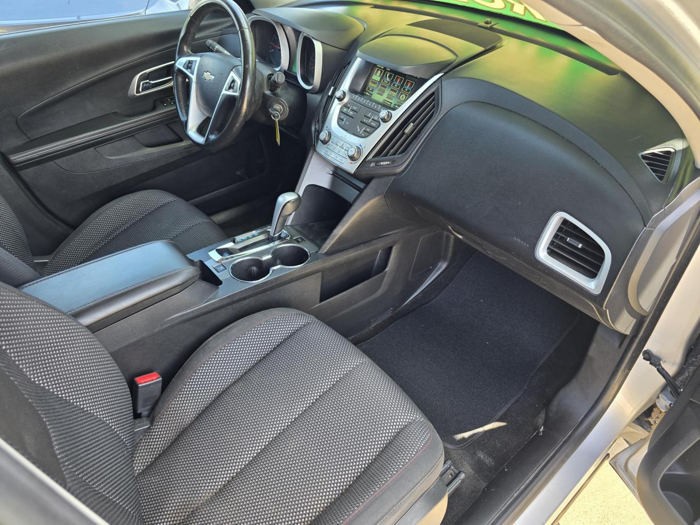 2015 SILVER Chevrolet Equinox LT (2GNALBEKXF1) with an 2.4L L4 DOHC 16V FFV engine, 6-Speed Automatic transmission, located at 2660 S.Garland Avenue, Garland, TX, 75041, (469) 298-3118, 32.885387, -96.656776 - Photo#18