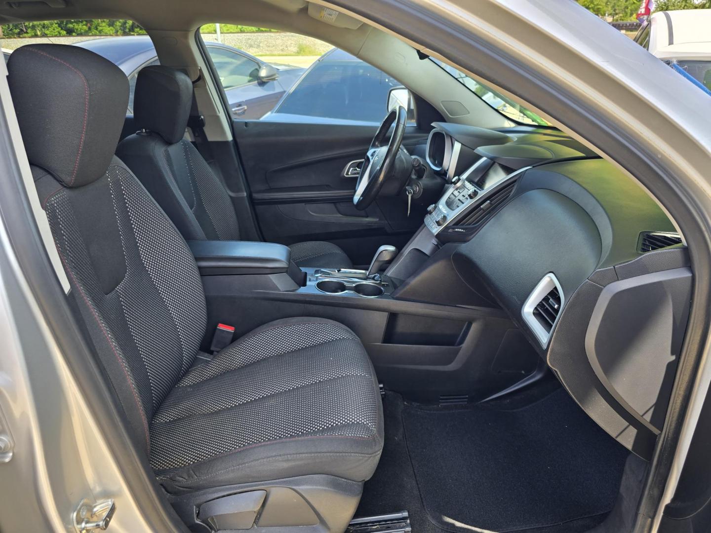 2015 SILVER Chevrolet Equinox LT (2GNALBEKXF1) with an 2.4L L4 DOHC 16V FFV engine, 6-Speed Automatic transmission, located at 2660 S.Garland Avenue, Garland, TX, 75041, (469) 298-3118, 32.885387, -96.656776 - Photo#17