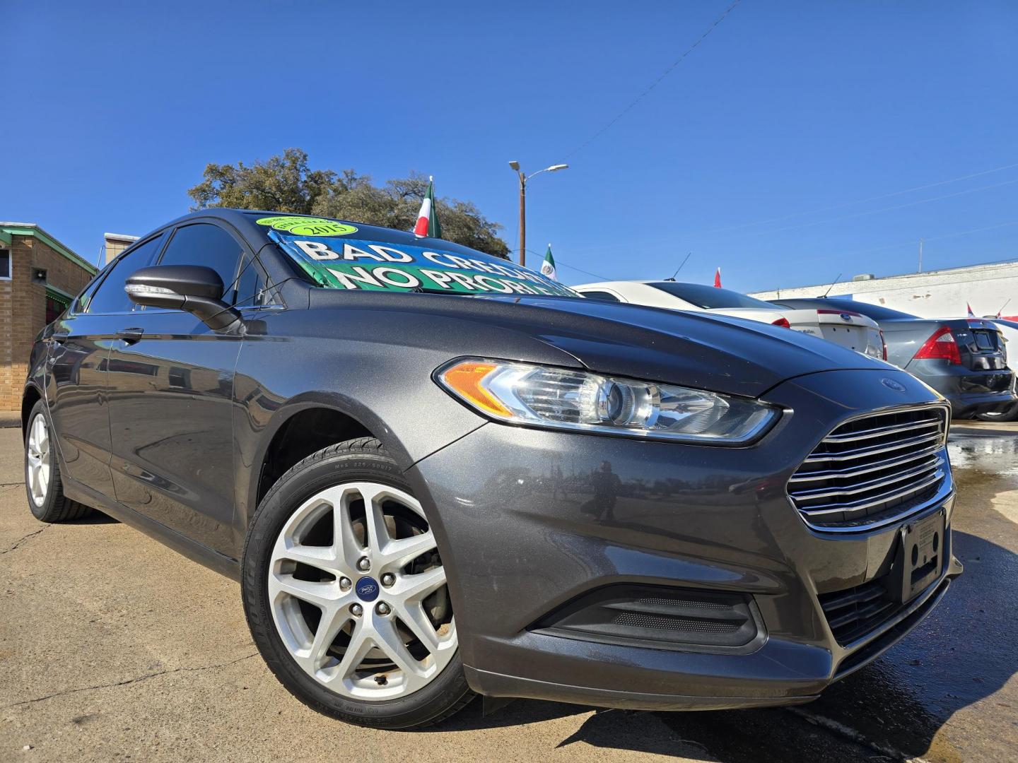 2015 GRAY Ford Fusion SE (3FA6P0H71FR) with an 2.5L L4 DOHC 16V engine, AUTO transmission, located at 2660 S.Garland Avenue, Garland, TX, 75041, (469) 298-3118, 32.885387, -96.656776 - Photo#0