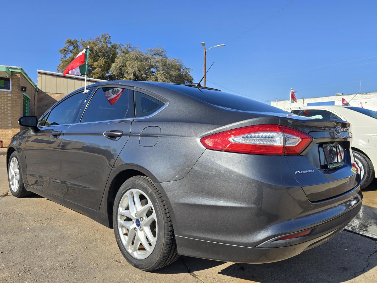 2015 GRAY Ford Fusion SE (3FA6P0H71FR) with an 2.5L L4 DOHC 16V engine, AUTO transmission, located at 2660 S.Garland Avenue, Garland, TX, 75041, (469) 298-3118, 32.885387, -96.656776 - Photo#5