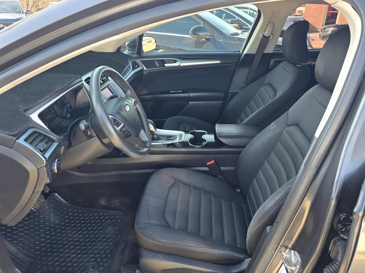 2015 GRAY Ford Fusion SE (3FA6P0H71FR) with an 2.5L L4 DOHC 16V engine, AUTO transmission, located at 2660 S.Garland Avenue, Garland, TX, 75041, (469) 298-3118, 32.885387, -96.656776 - Photo#11