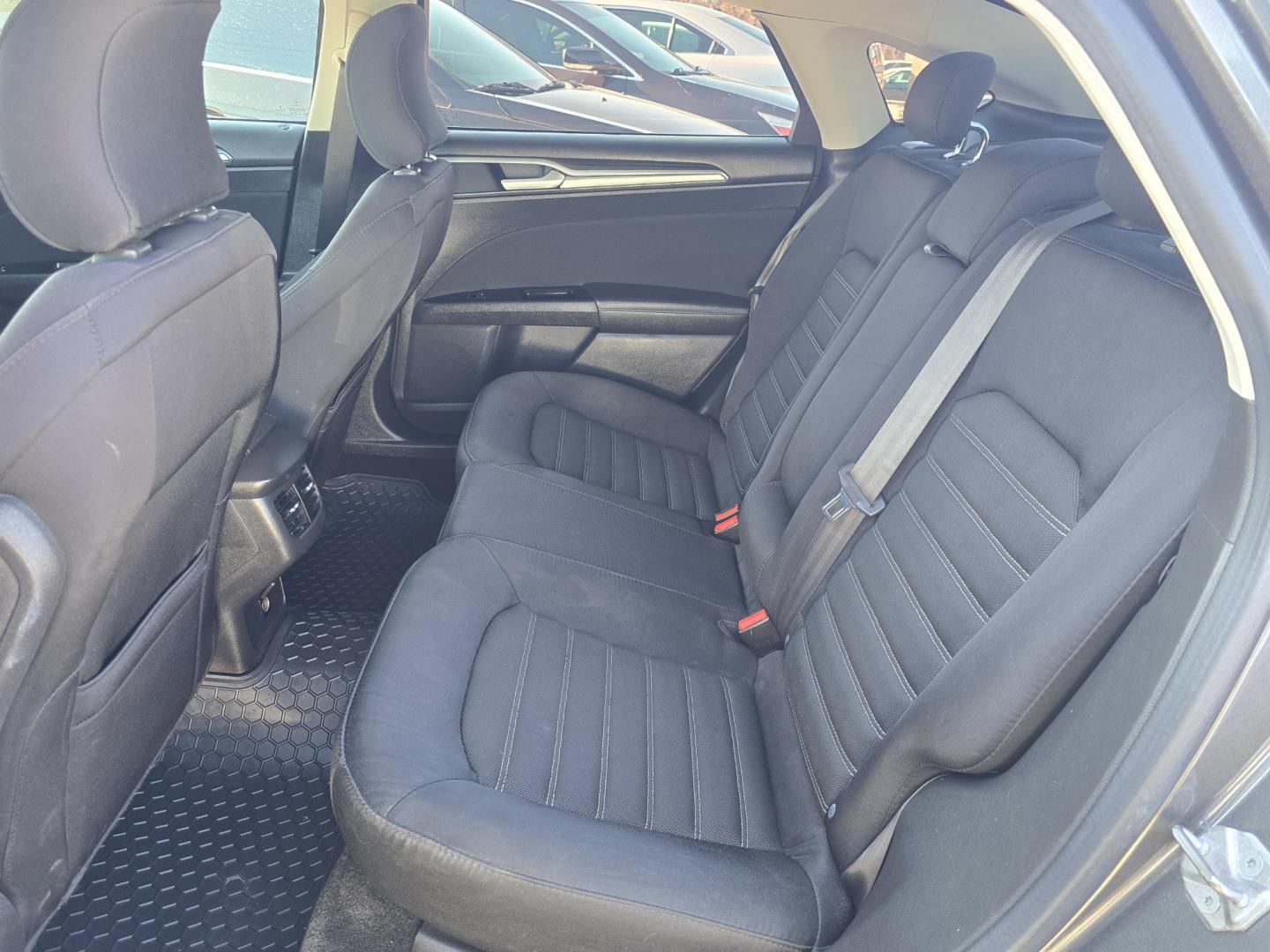 2015 GRAY Ford Fusion SE (3FA6P0H71FR) with an 2.5L L4 DOHC 16V engine, AUTO transmission, located at 2660 S.Garland Avenue, Garland, TX, 75041, (469) 298-3118, 32.885387, -96.656776 - Photo#15