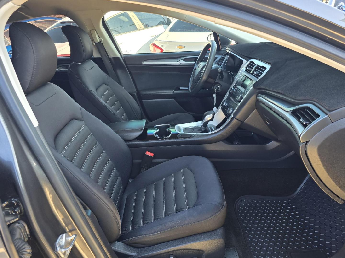 2015 GRAY Ford Fusion SE (3FA6P0H71FR) with an 2.5L L4 DOHC 16V engine, AUTO transmission, located at 2660 S.Garland Avenue, Garland, TX, 75041, (469) 298-3118, 32.885387, -96.656776 - Photo#17