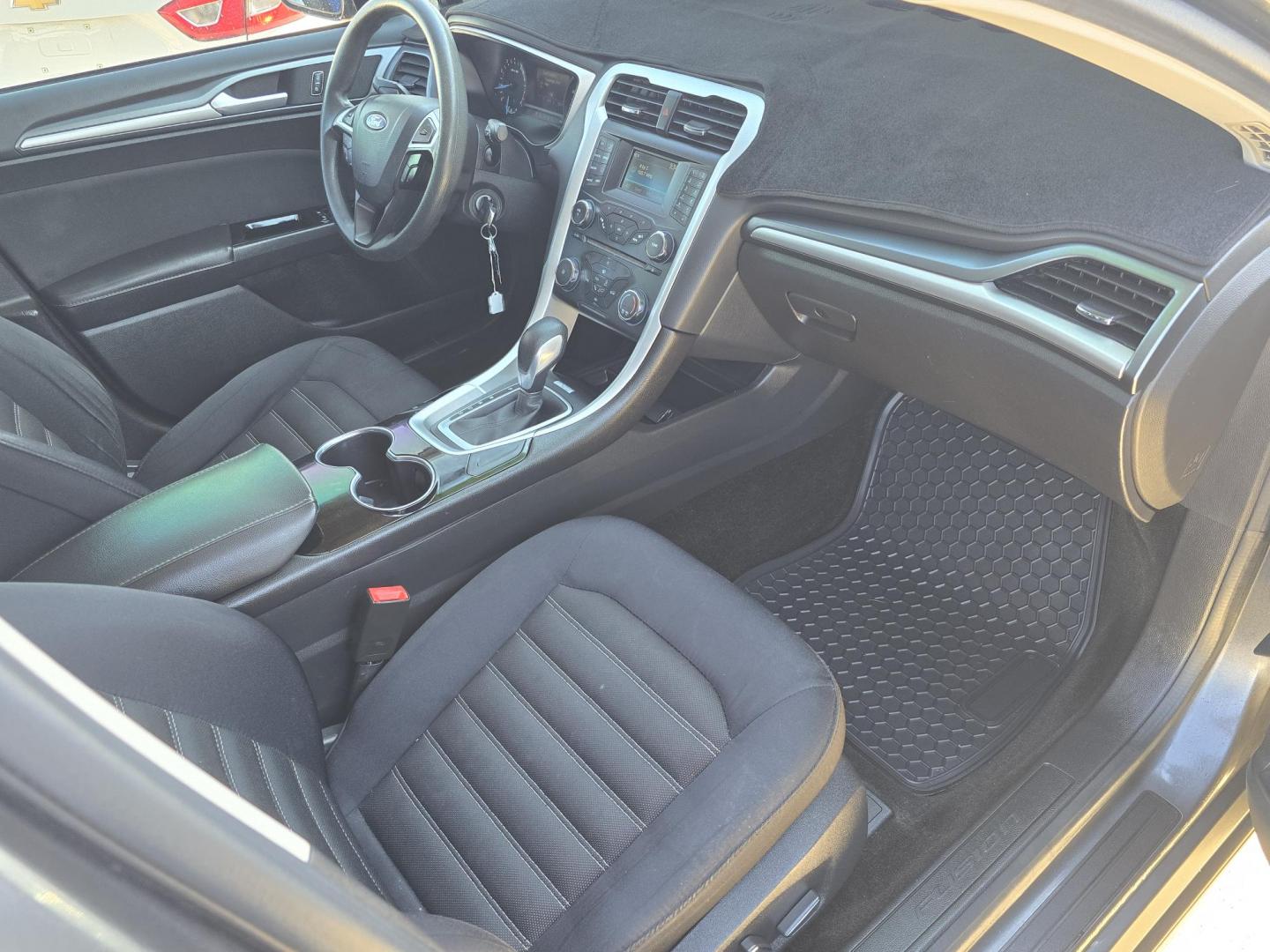 2015 GRAY Ford Fusion SE (3FA6P0H71FR) with an 2.5L L4 DOHC 16V engine, AUTO transmission, located at 2660 S.Garland Avenue, Garland, TX, 75041, (469) 298-3118, 32.885387, -96.656776 - Photo#18